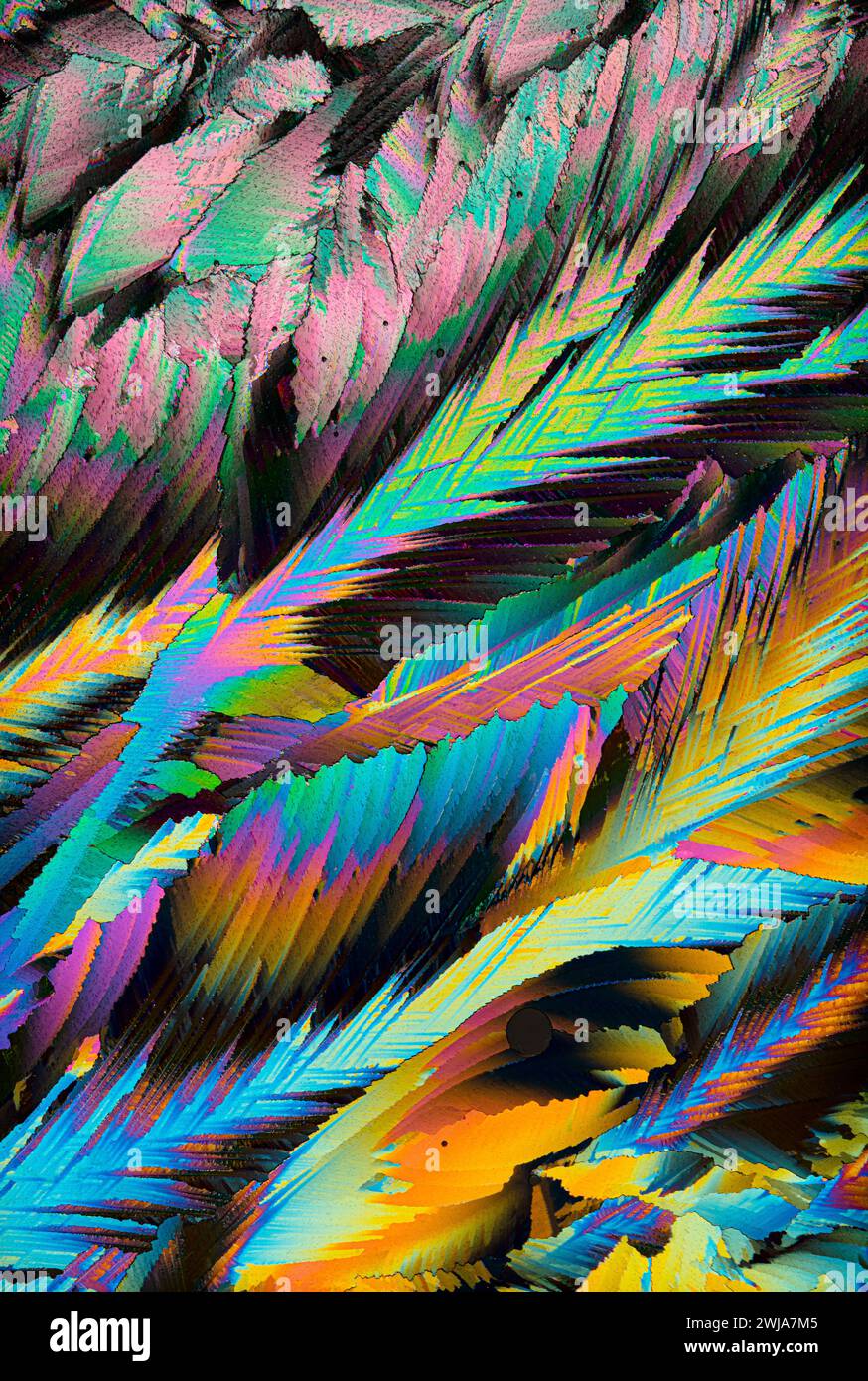 Eine farbenfrohe Nahaufnahme der Kristallvergrößerung zeigt ein psychedelisches Muster mit lebhaften Farbtönen und komplizierten Details Stockfoto