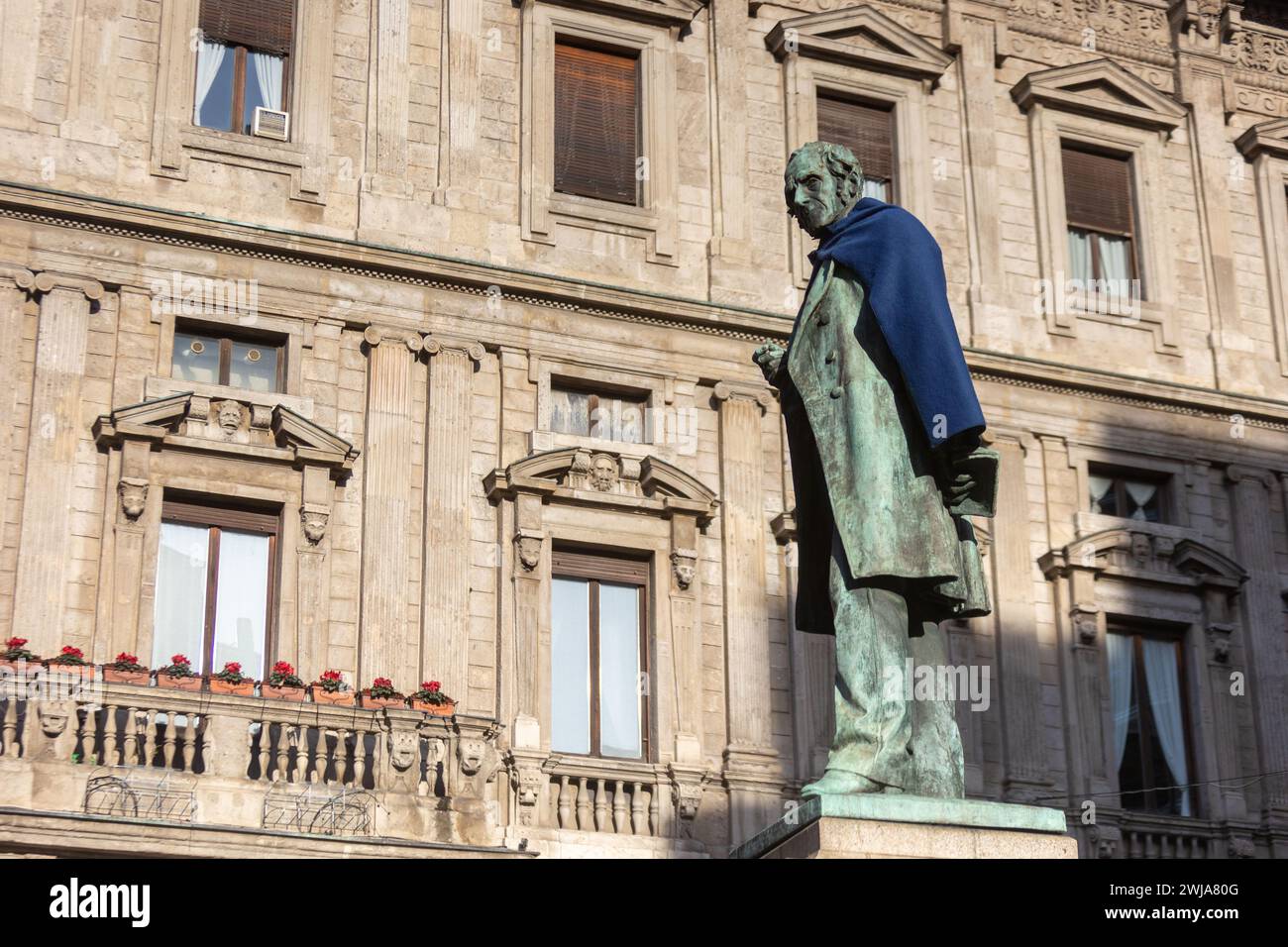 Mailand, Italien. Januar 2024. Foto Stefano Porta/LaPresse14-02-2024 Milano, Italia - Cronaca - Associazione Arca copre con una coperta blu la Statue nel Centro di Milano per sensibilizzare la cittadinanza sul tema dei senza fissa dimora Nella foto: La statua di Manzoni auf der Piazza San Fedele 14. Februar 2024 Mailand, Italien - Nachrichten - die Arca Association deckt die Statuen im Zentrum von Mailand mit einer blauen Decke ab, um das Bewusstsein der Bürger für das Thema Obdachlosigkeit zu schärfen Stockfoto