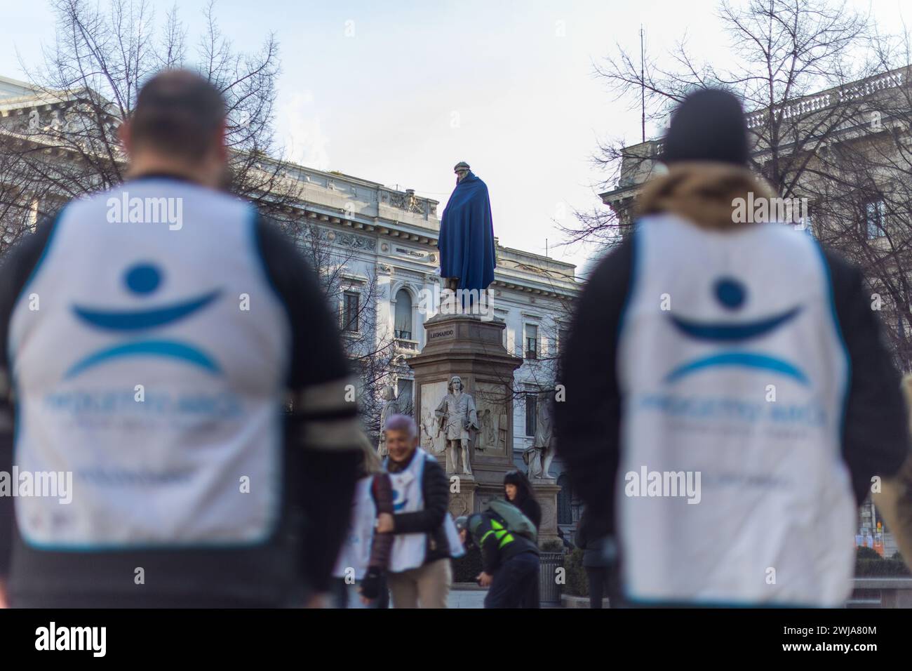 Mailand, Italien. Januar 2024. Foto Stefano Porta/LaPresse14-02-2024 Milano, Italia - Cronaca - Associazione Arca copre con una coperta blu la Statue nel Centro di Milano per sensibilizzare la cittadinanza sul tema dei senza fissa dimora Nella foto: La statua di Leonardo auf der Piazza della Scala 14. Februar 2024 Mailand, Italien - Nachrichten - die Arca Association deckt die Statuen im Zentrum von Mailand mit einer blauen Decke ab, um das Bewusstsein der Bürger für das Thema Obdachlosigkeit zu schärfen Stockfoto