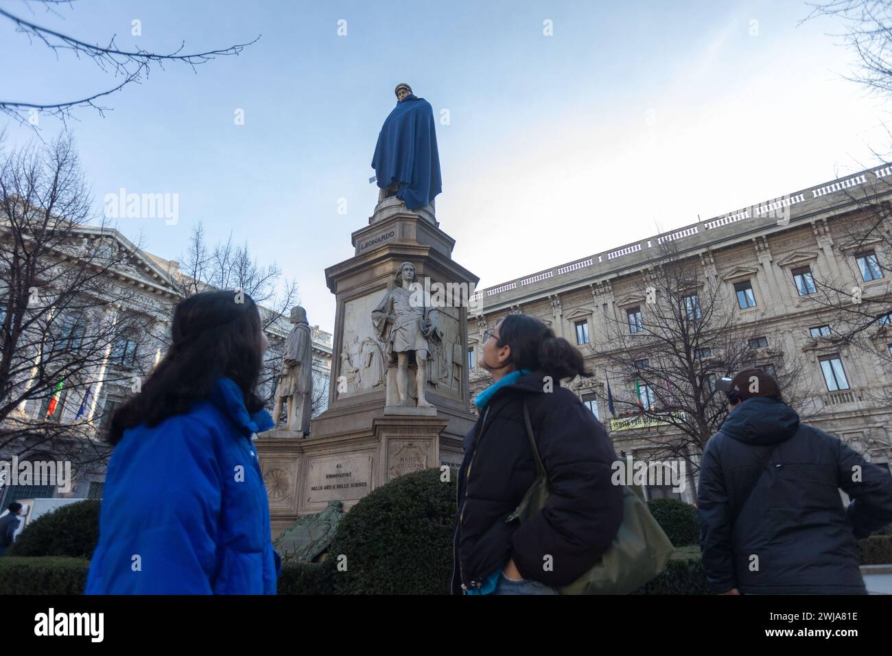 Mailand, Italien. Januar 2024. Foto Stefano Porta/LaPresse14-02-2024 Milano, Italia - Cronaca - Associazione Arca copre con una coperta blu la Statue nel Centro di Milano per sensibilizzare la cittadinanza sul tema dei senza fissa dimora Nella foto: La statua di Leonardo auf der Piazza della Scala 14. Februar 2024 Mailand, Italien - Nachrichten - die Arca Association deckt die Statuen im Zentrum von Mailand mit einer blauen Decke ab, um das Bewusstsein der Bürger für das Thema Obdachlosigkeit zu schärfen Stockfoto