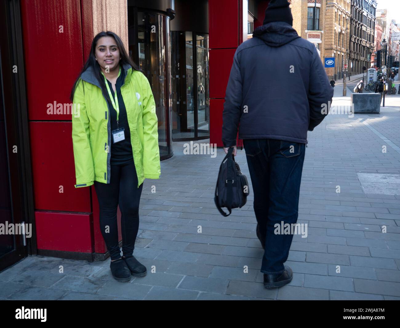 Straßensammler, allgemein bekannt als Chuggers, Spendensammlung für Oxfam-Wohltätigkeitsorganisation in London Street Stockfoto