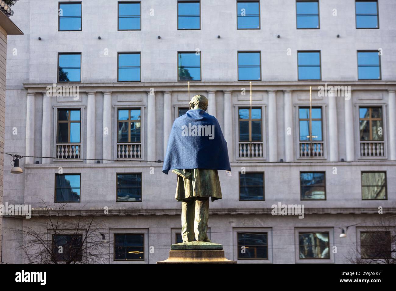 Mailand, Italien. Januar 2024. Foto Stefano Porta/LaPresse14-02-2024 Milano, Italia - Cronaca - Associazione Arca copre con una coperta blu la Statue nel Centro di Milano per sensibilizzare la cittadinanza sul tema dei senza fissa dimora Nella foto: La statua di Manzoni auf der Piazza San Fedele 14. Februar 2024 Mailand, Italien - Nachrichten - die Arca Association deckt die Statuen im Zentrum von Mailand mit einer blauen Decke ab, um das Bewusstsein der Bürger für das Thema Obdachlosigkeit zu schärfen Stockfoto