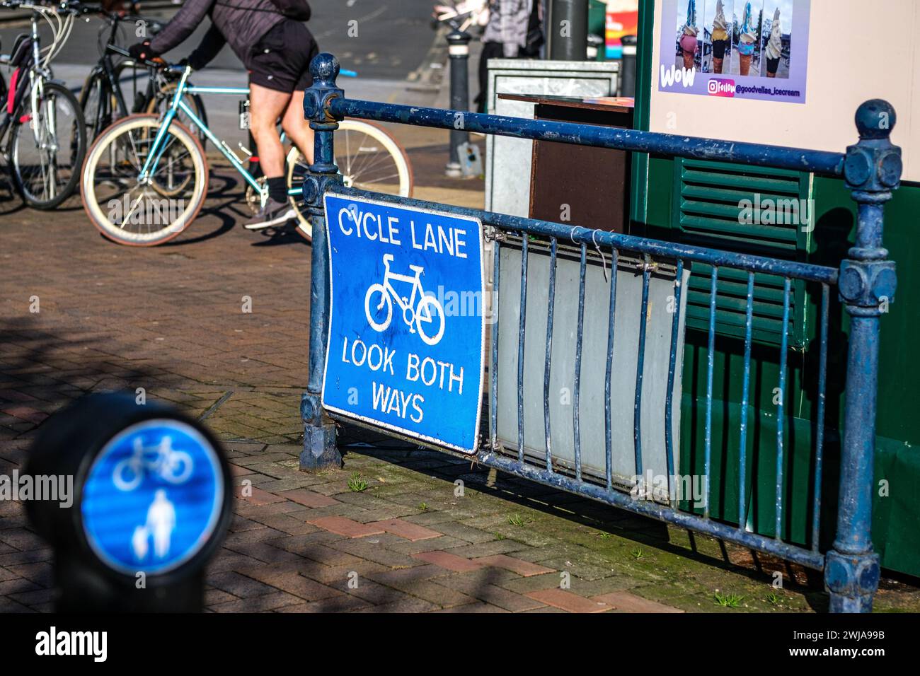 Kingston-upon-Thames, London UK, 12. Februar 2024, Radweg Fußgänger-Warnschild an Blue Iron Geländern befestigt Stockfoto
