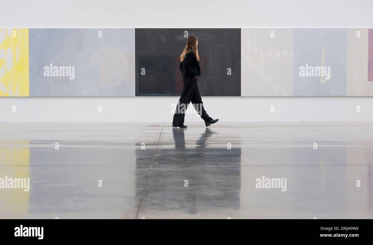 White Cube Bermondsey, London, Großbritannien. Februar 2024. Ältere Werke und Schattenbilder. Gemälde von Sergej Jensen werden zusammen in einer durchgehenden Installation über drei Galeriewände gezeigt, inspiriert von Andy Warhols Schatten (1978–79), einem einzigen Gemälde, das in mehreren Teilen um den Rand eines Raumes hängt. Die Ausstellung findet vom 14. Februar bis 24. März 2024 statt. Quelle: Malcolm Park/Alamy Live News Stockfoto