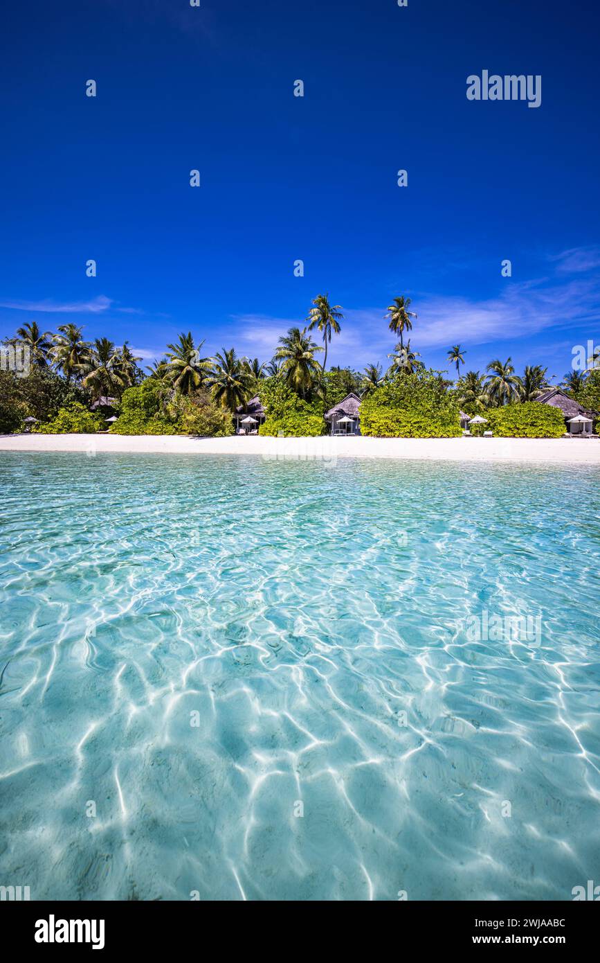 Malediven Insel Strand. Tropische Landschaft der Sommerlandschaft, weißer Sand mit Palmen. Luxus Reise Urlaubsziel. Exotische Strandlandschaft Stockfoto
