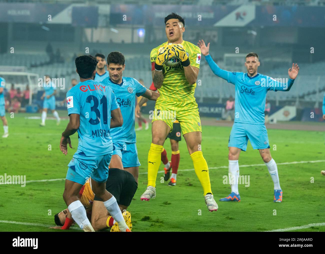 Kalkutta, Indien. Februar 2024. Mumbai City FC besiegte den East Bengal FC mit 1-0 Margen im Salt Lake Stadium in der Indian Super League 2023-24 im Salt Lake Stadium. Iker Guarrotxena (23') erzielte das einzige Tor des Spiels. (Foto von Amlan Biswas/Pacific Press) Credit: Pacific Press Media Production Corp./Alamy Live News Stockfoto