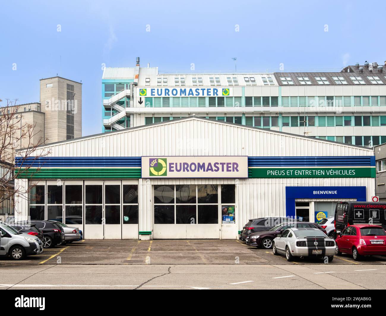 Genf, Schweiz - 3. Februar 2024: EUROMASTER ist ein Reifen- und Autodienstleister. Es ist eine Tochtergesellschaft des Reifenherstellers Michelin. Stockfoto