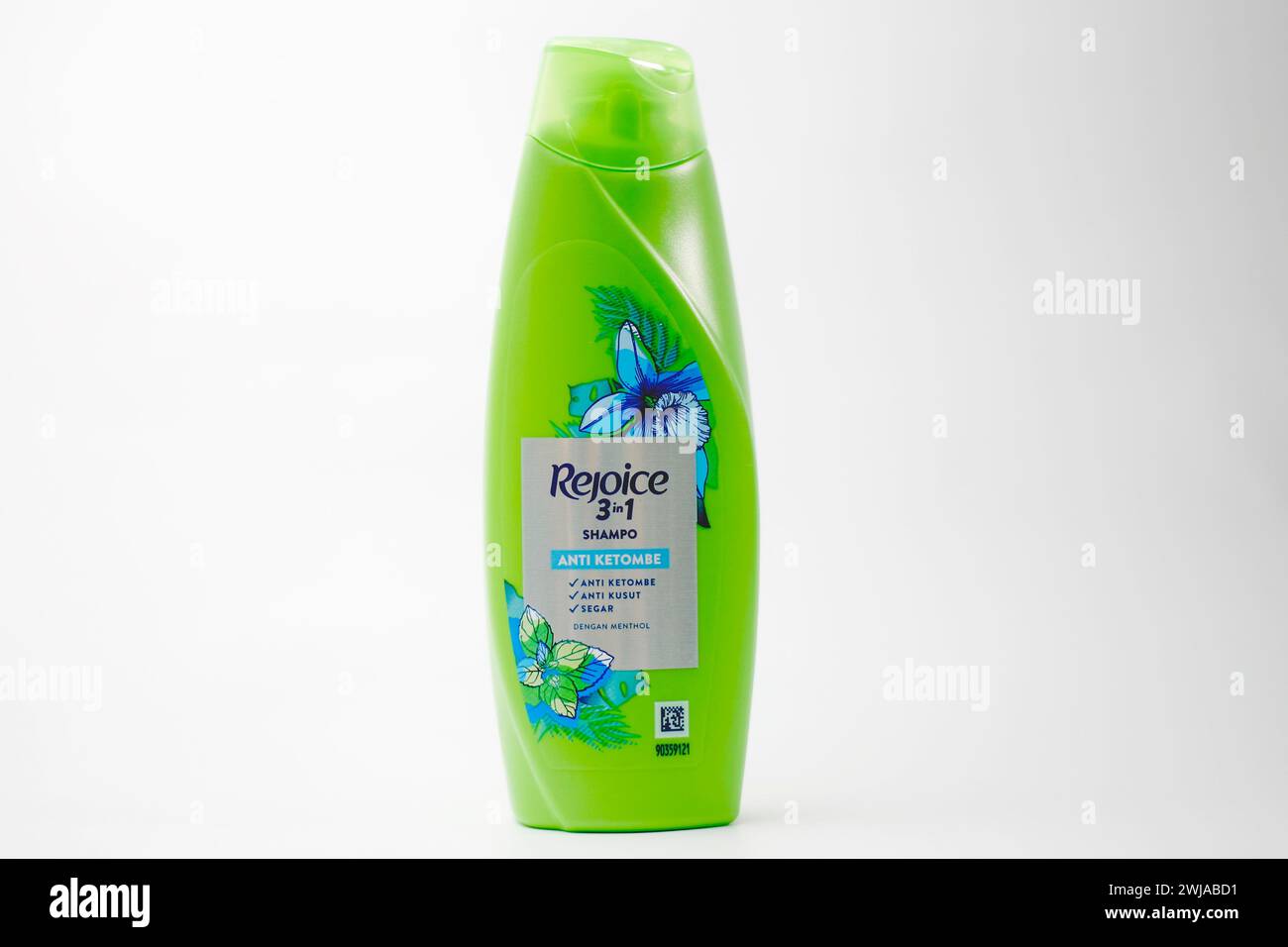 Schließen Sie eine Flasche Rejoy Shampoo Anti Schuppen weich glatt und frisch isoliert auf weißem Hintergrund. Vorderansicht. Stockfoto