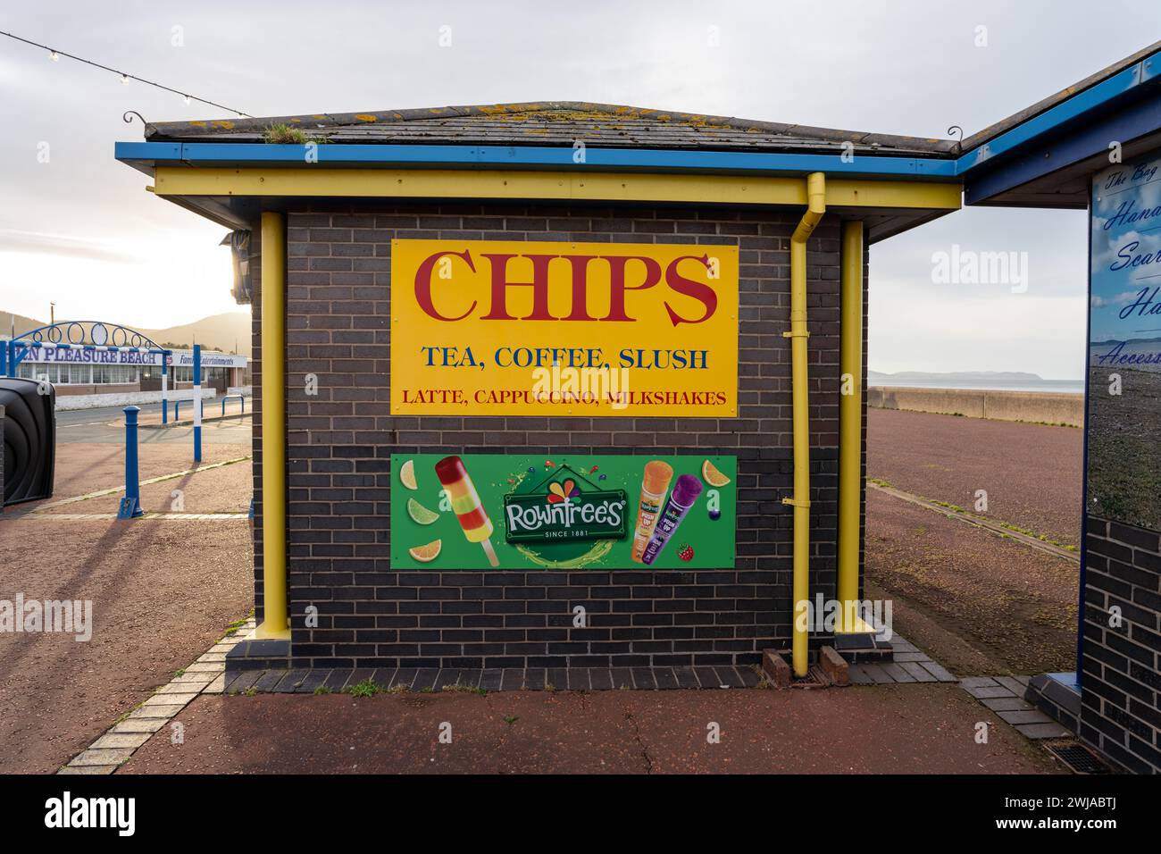 Pensarn Abergele Wales Vereinigtes Königreich 28. Januar 2024. Die Snackbar am Meer ist wegen der Wintergetränke mit Eis und Chips geschlossen, die auf bemalten Schildern geworben werden Stockfoto