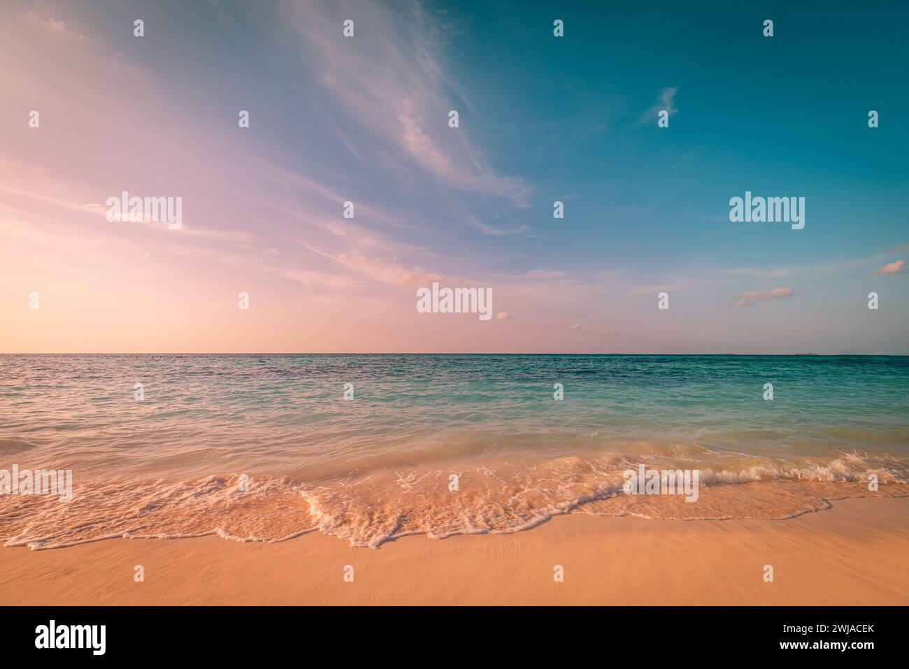 Nahaufnahme Meer Sandstrand. Panoramablick auf die Strandlandschaft. Inspirieren Sie den tropischen Strand am Horizont. Orange und goldener Sonnenuntergang Himmel ruhige ruhige entspannende Sonne Stockfoto