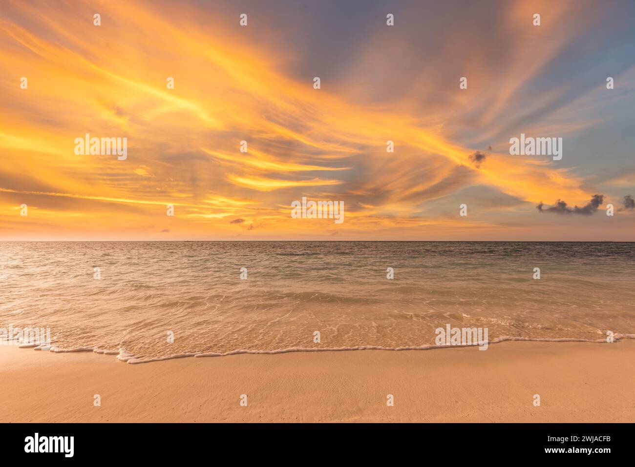 Nahaufnahme Meer Sandstrand. Panoramablick auf die Strandlandschaft. Inspirieren Sie den tropischen Strand am Horizont. Orange goldener Sonnenuntergang Himmel Ruhe entspannende Sonne Stockfoto