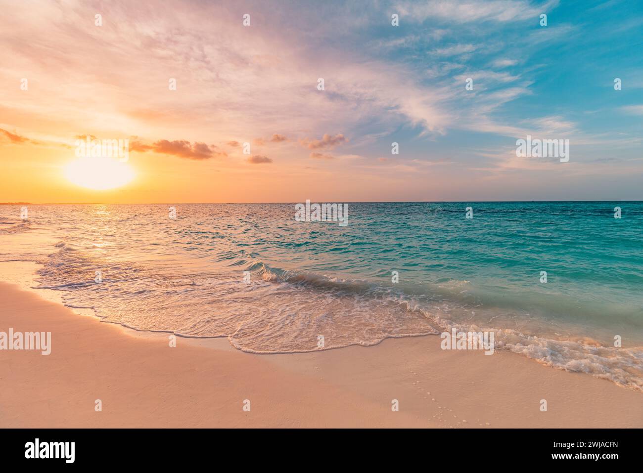 Nahaufnahme Meer Sandstrand. Panoramablick auf die Strandlandschaft. Inspirieren Sie den tropischen Strand am Horizont. Orange goldener Sonnenuntergang Himmel Ruhe entspannende Sonne Stockfoto