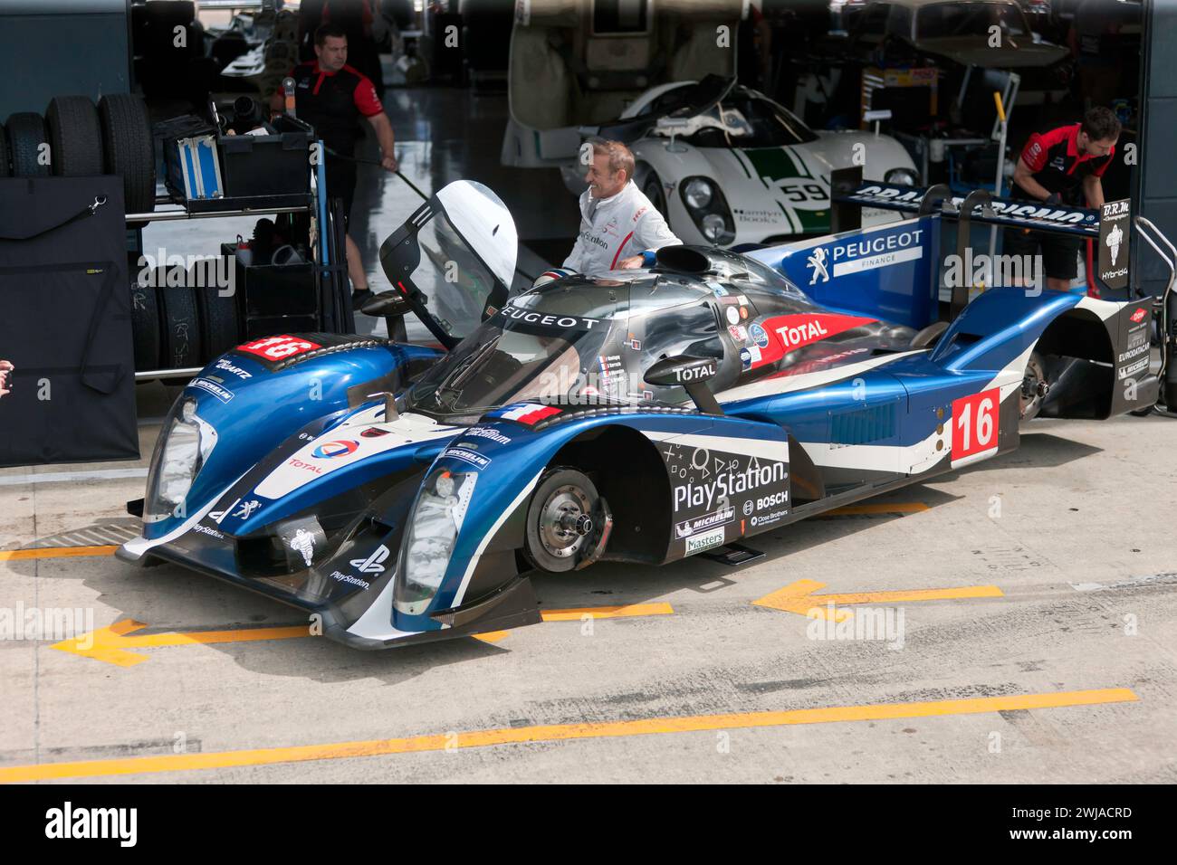 Steve Brooks Blue 2011, Peugeot 90X, bereitet sich auf das Qualifying des Masters Endurance Legends Race auf dem Silverstone Festal vor Stockfoto