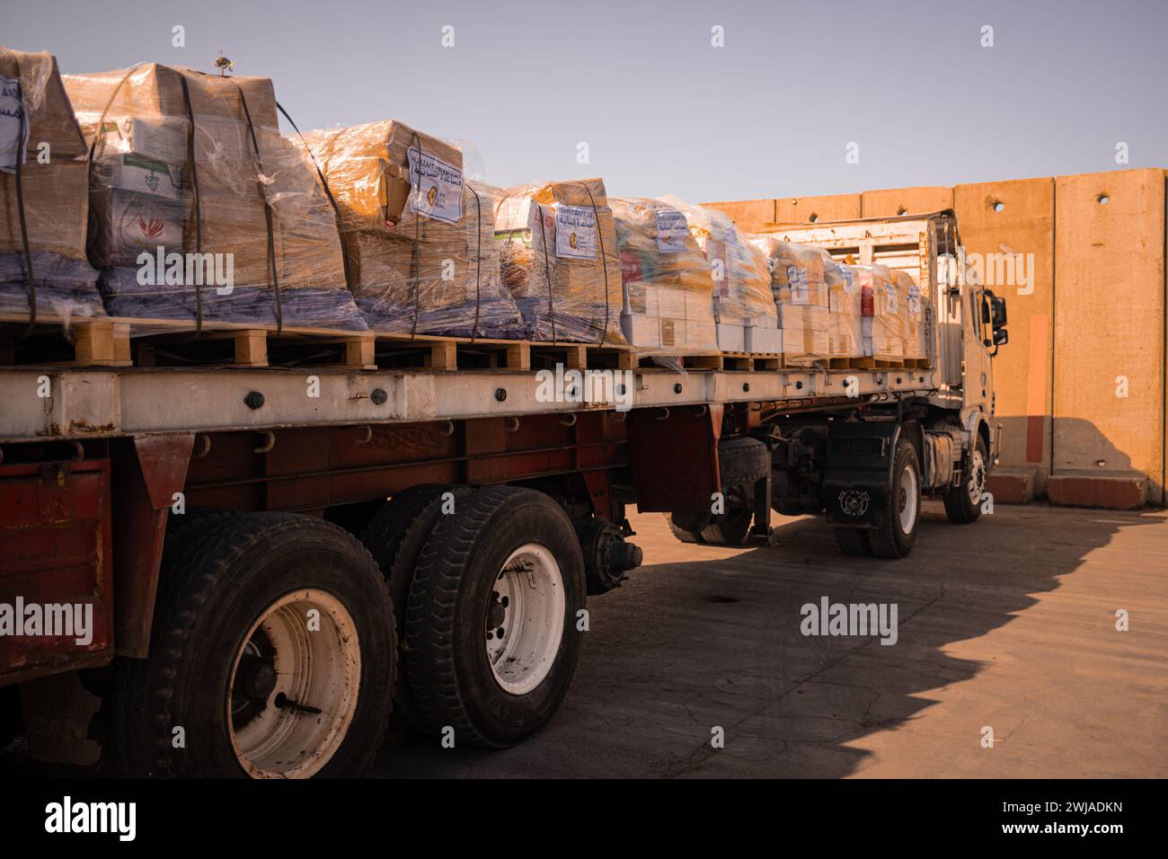 Ein Truck mit Pappkartons von World Central Kitchen in Kerem Shalom, Israel Stockfoto