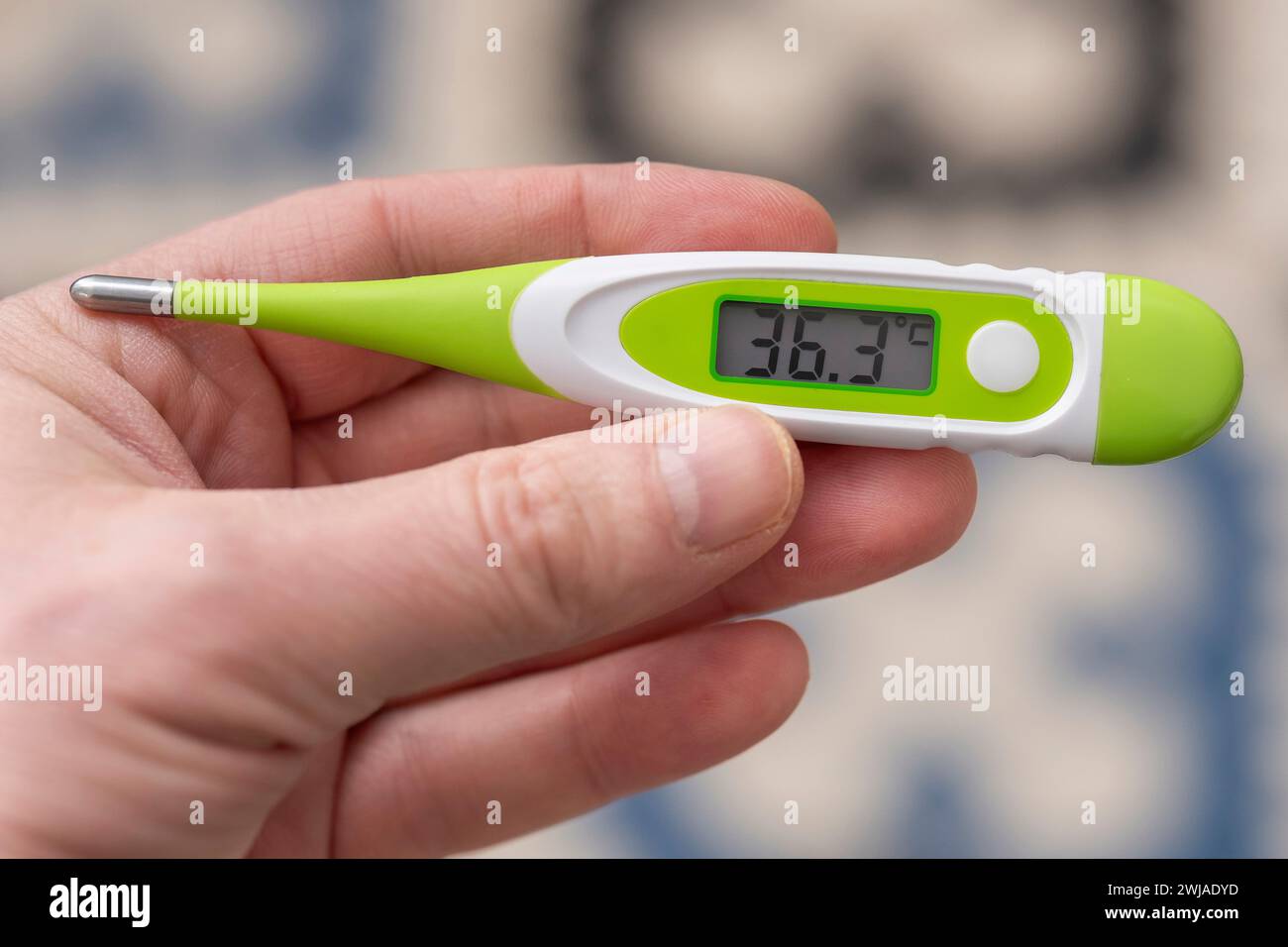 Hand mit klinischem Thermometer Stockfoto