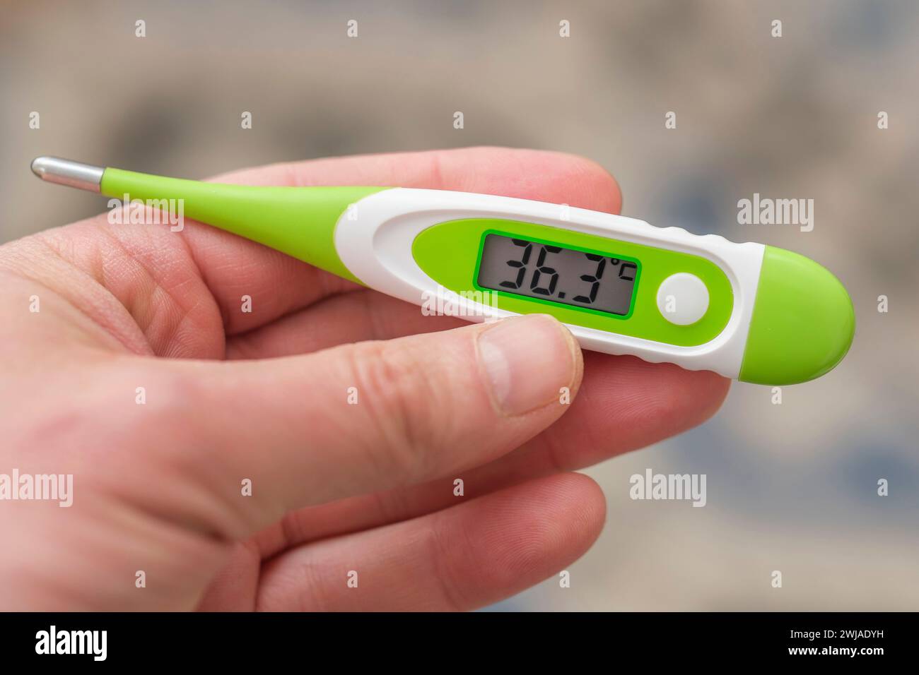 Hand mit klinischem Thermometer Stockfoto