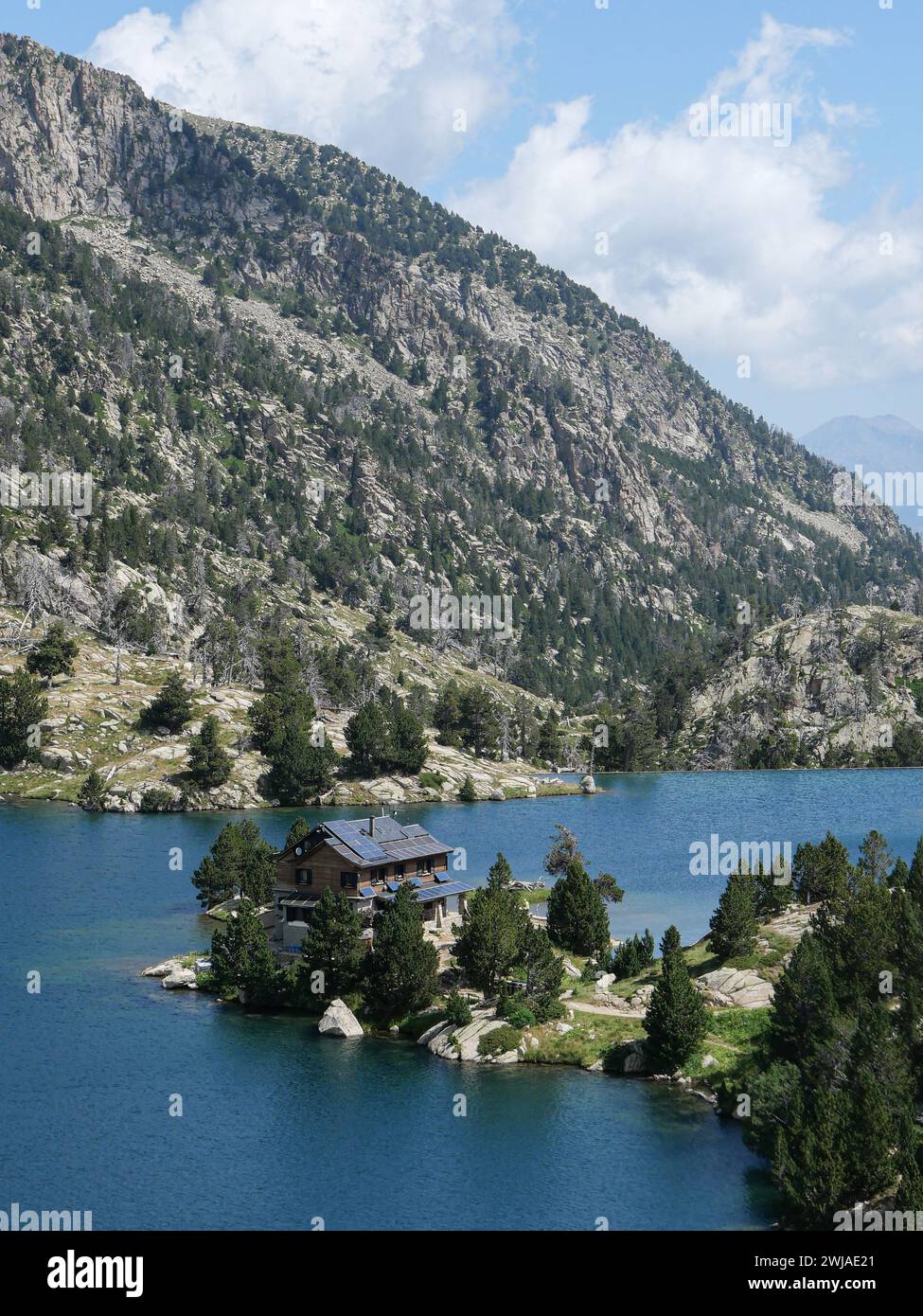 Spanien, Katalonien, Provinz Lleida: Gletschersee von Estany Tort de Peguera im Nationalpark Aiguestortes i Estany de Sant Maurici. Uber einen Peninsul Stockfoto
