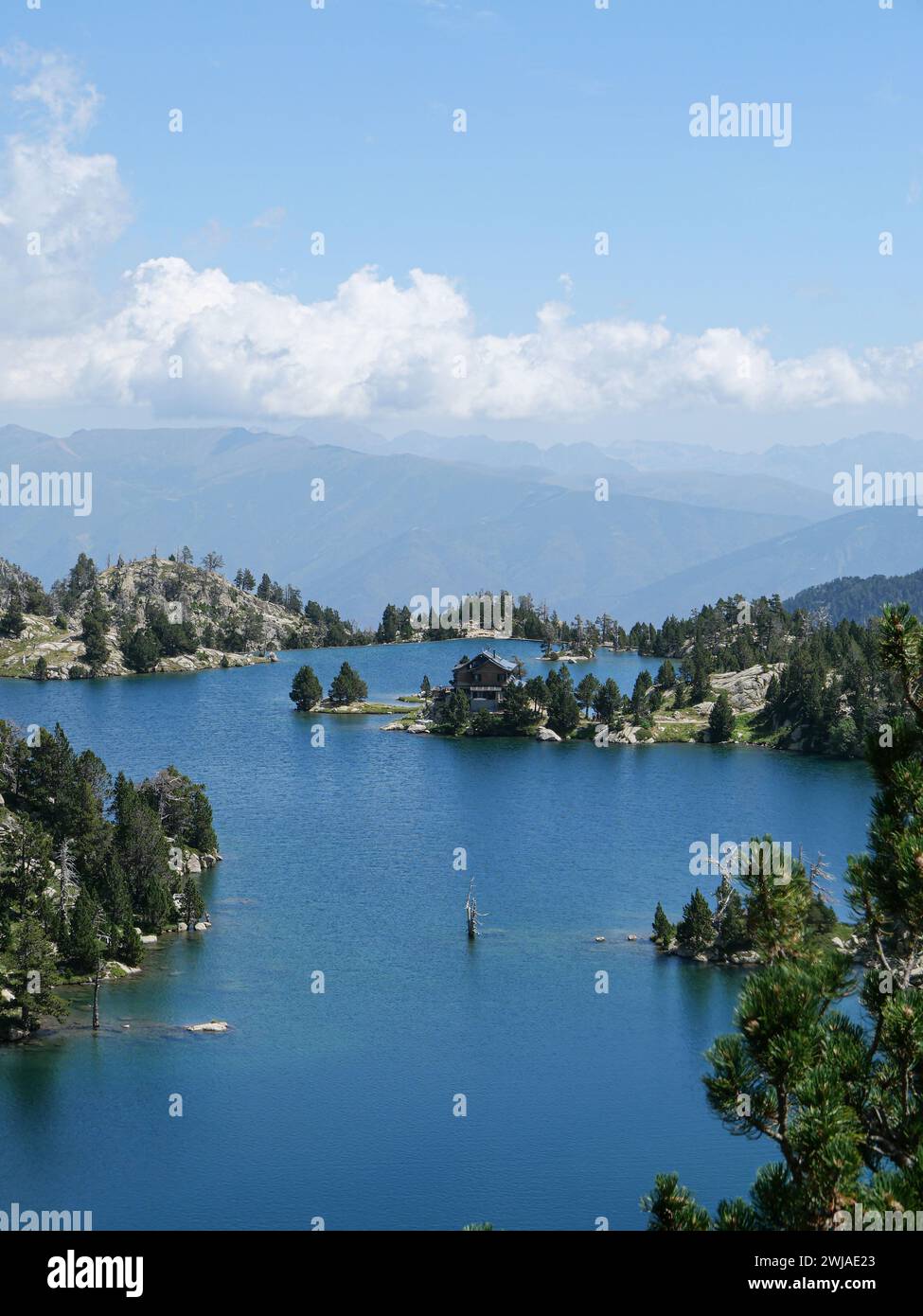 Spanien, Katalonien, Provinz Lleida: Gletschersee von Estany Tort de Peguera im Nationalpark Aiguestortes i Estany de Sant Maurici. Uber einen Peninsul Stockfoto