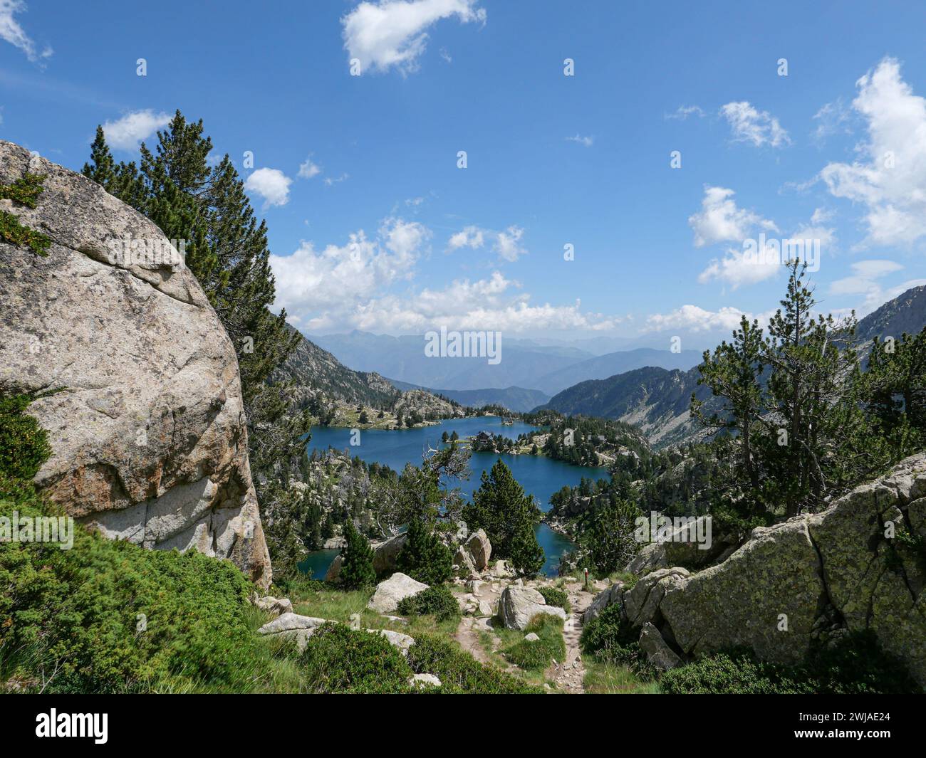 Spanien, Katalonien, Provinz Lleida: Gletschersee von Estany Tort de Peguera im Nationalpark Aiguestortes i Estany de Sant Maurici. Uber einen Peninsul Stockfoto