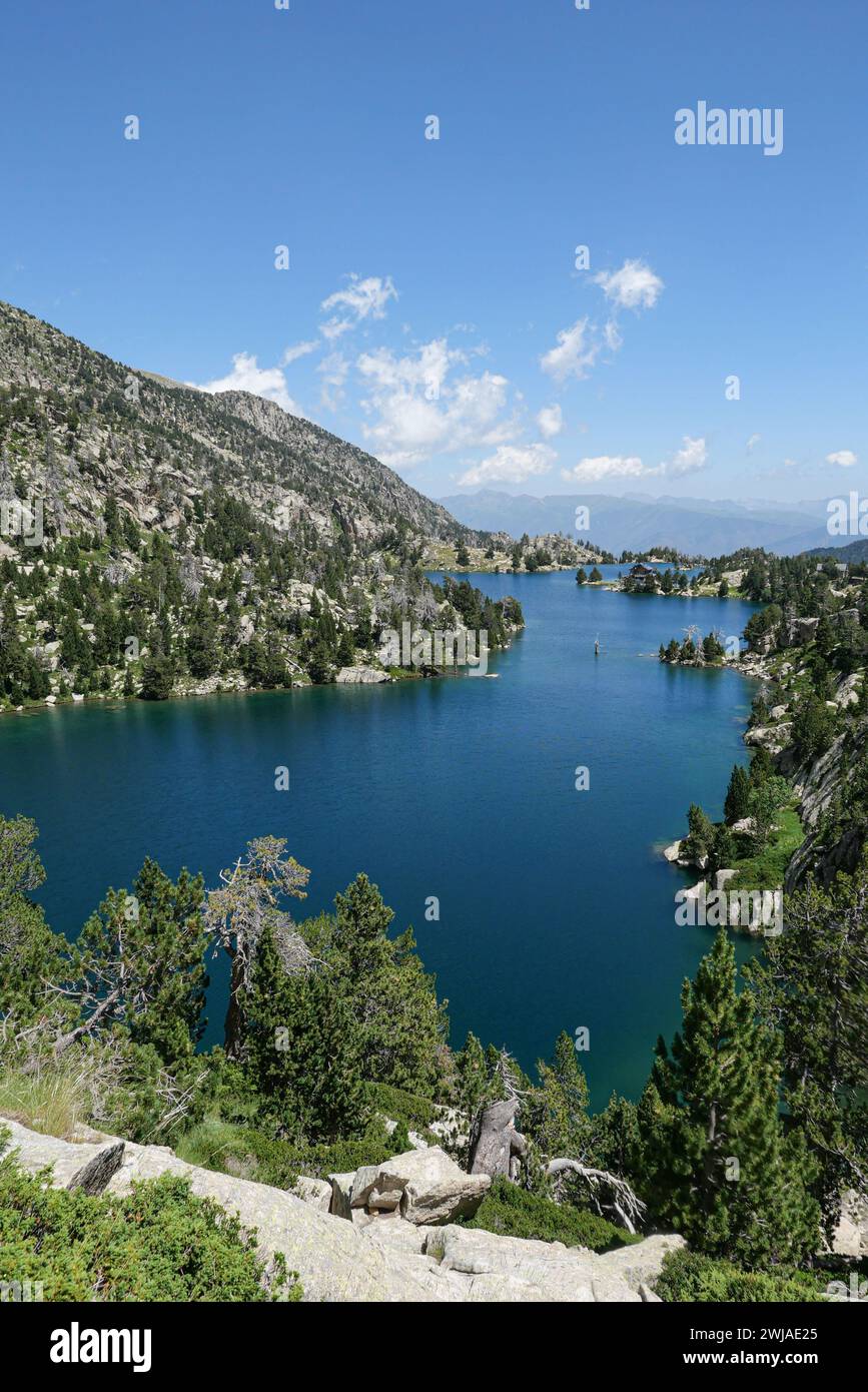 Spanien, Katalonien, Provinz Lleida: Gletschersee von Estany Tort de Peguera im Nationalpark Aiguestortes i Estany de Sant Maurici. Uber einen Peninsul Stockfoto