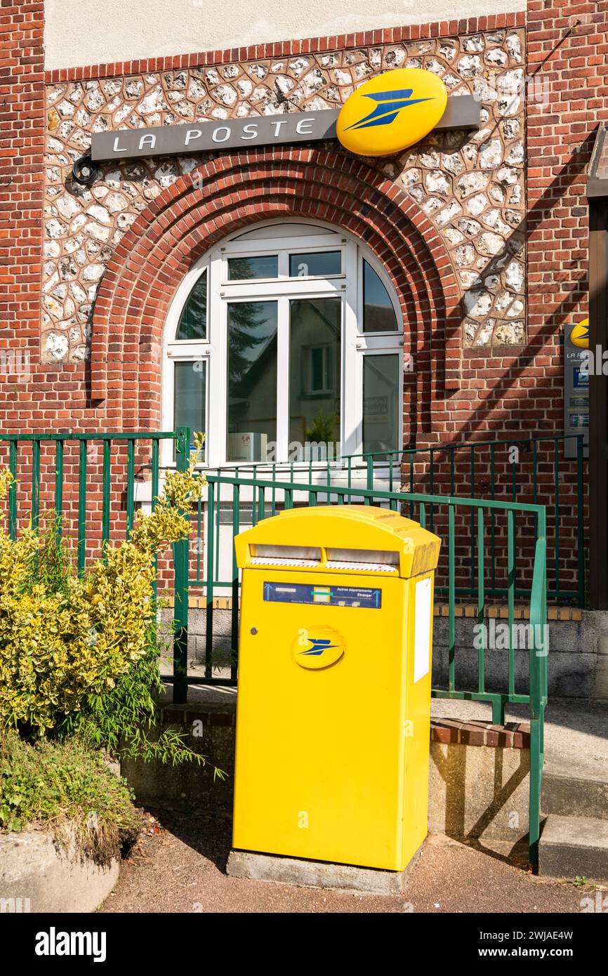 Postamt in einem ländlichen Gebiet und gelber Briefkasten in Saint-Pierre-de-Varengeville (Nordfrankreich) Stockfoto