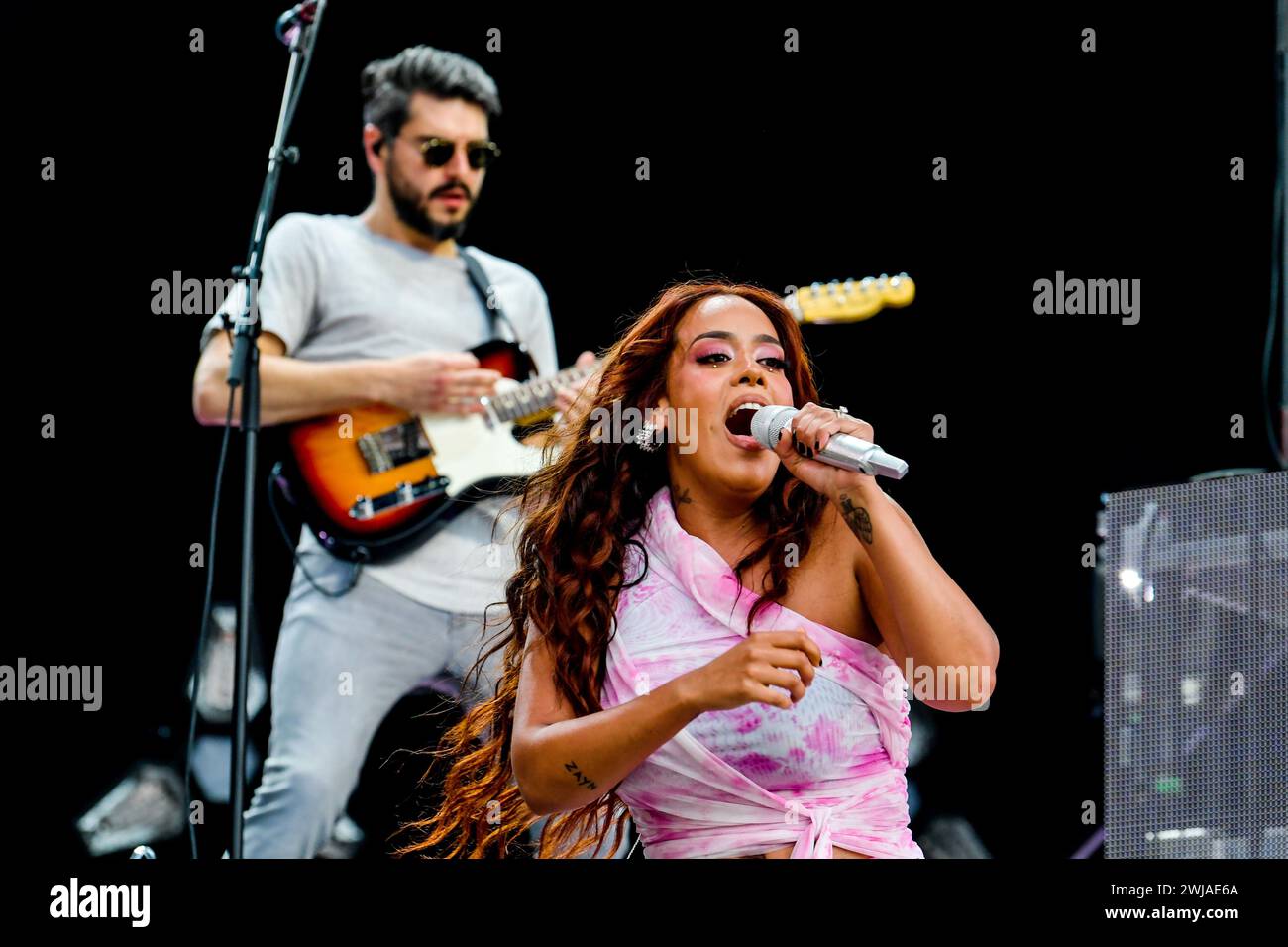 Rouen (Nordfrankreich): 8. Auflage der Rouen Armada (Zusammenkunft von Großschiffen). Konzert der Sängerin Amel Bent am 17. Juni 2023 Stockfoto