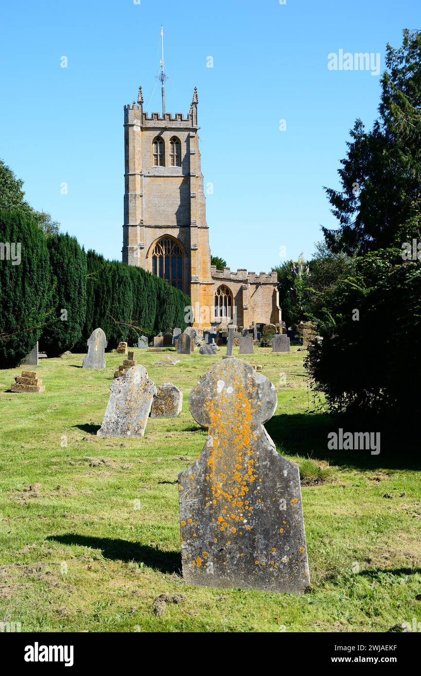 Blick auf den Kirchturm und Friedhof von All Saints, Martock, Somerset, Großbritannien, Europa. Stockfoto