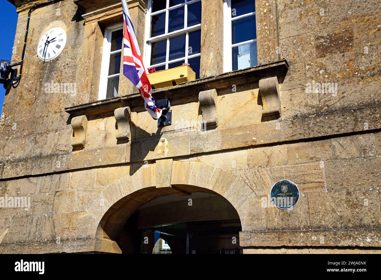Fenster und Steindetails auf der Vorderseite des Markthauses, auch bekannt als Martock Town Hall, entlang der Church Street im Dorfzentrum, Martock, Somerset, Stockfoto