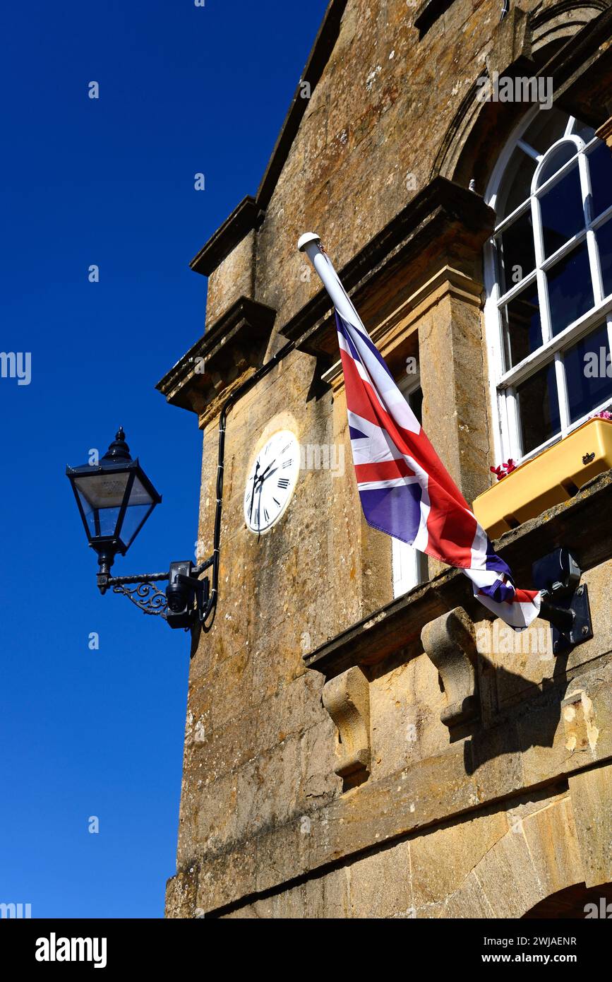 Fenster und Steindetails auf der Vorderseite des Markthauses, auch bekannt als Martock Town Hall, entlang der Church Street im Dorfzentrum, Martock, Somerset, Stockfoto