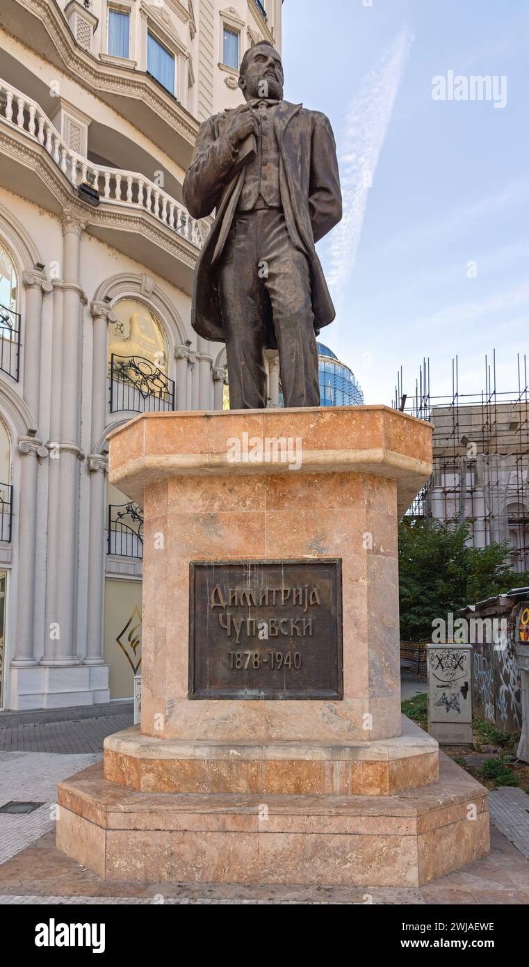 Skopje, Nordmakedonien - 23. Oktober 2023: Statue von Dimitrija Chupovski auf dem Hauptplatz im Zentrum der Hauptstadt. Stockfoto