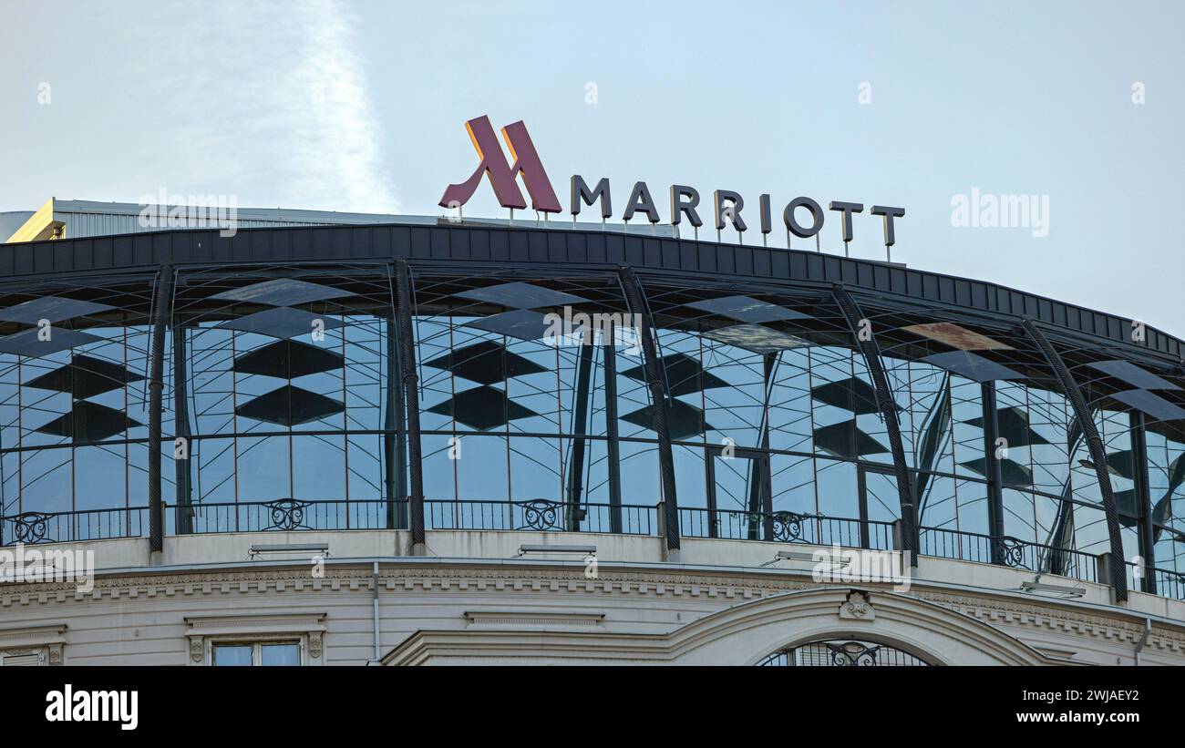 Skopje, Nordmakedonien - 23. Oktober 2023: Logoschild im Marriott Hotel Modern Building im Stadtzentrum von Hauptstadt. Stockfoto