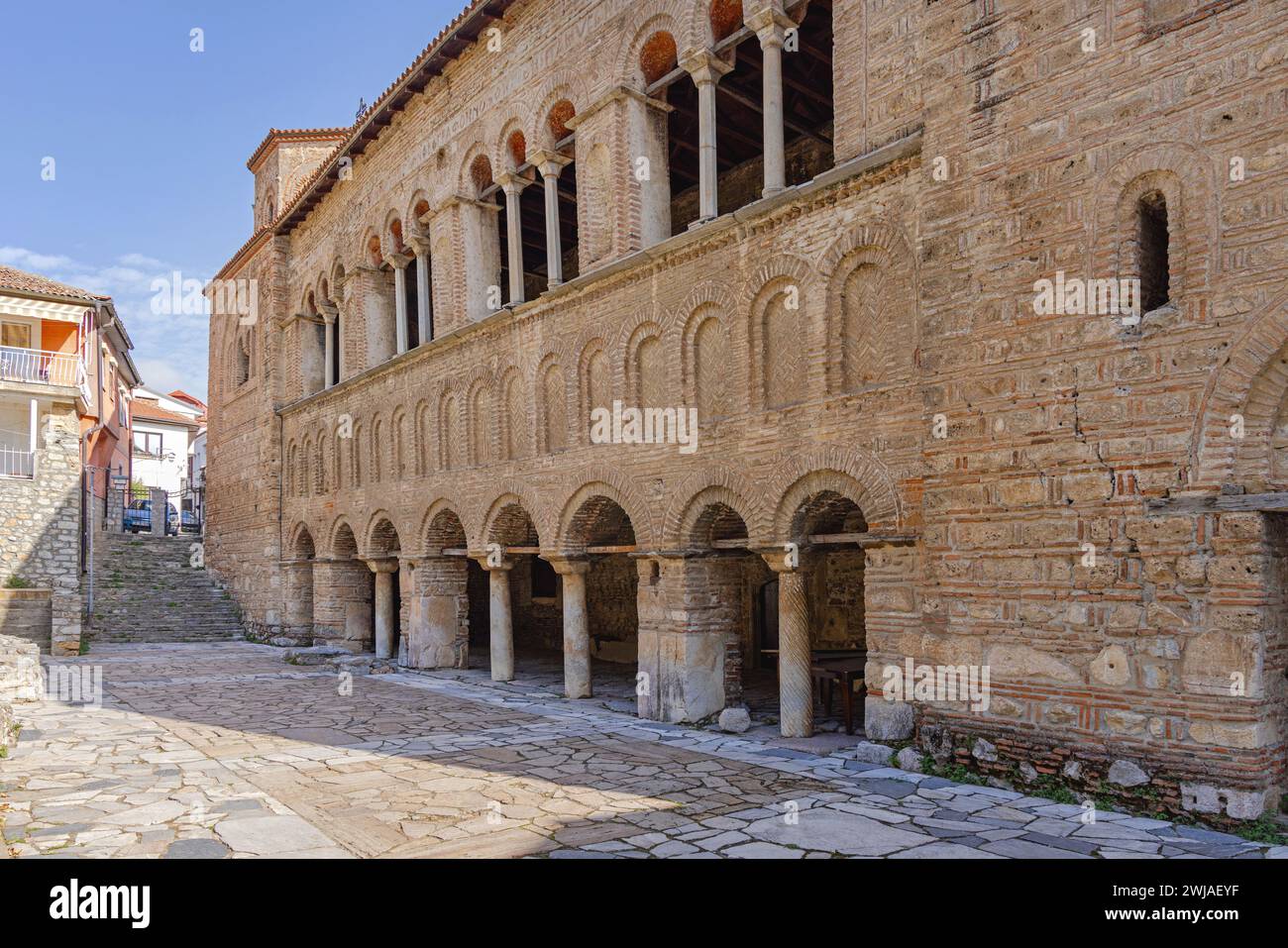 Ohrid, Nordmakedonien - 23. Oktober 2023: Rückansicht der mazedonisch-orthodoxen Kirche St. Sophia Bricks Building. Stockfoto
