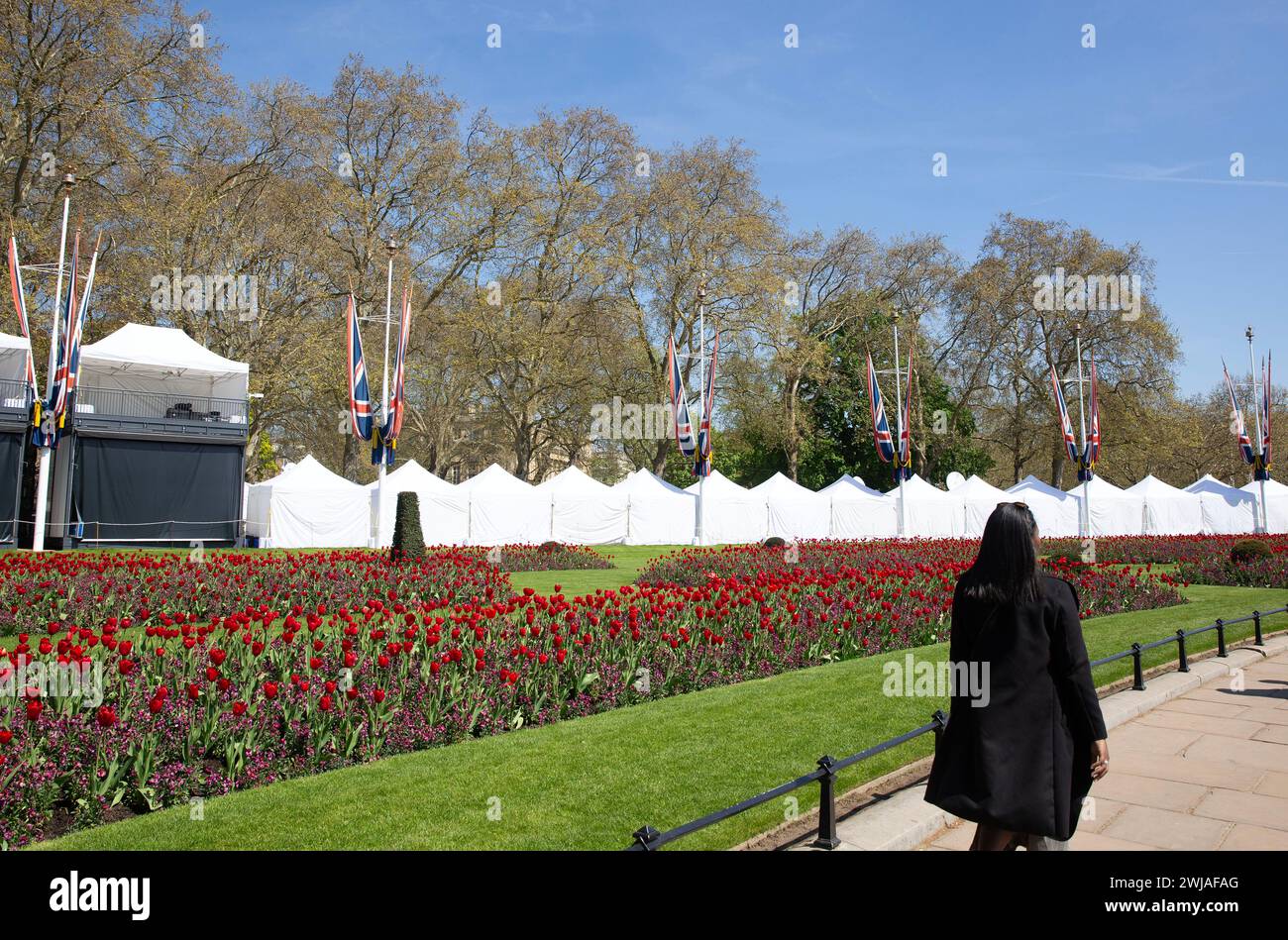 Die Leute gehen an Zelten vorbei, die in der Nähe des Buckingham Palace aufgestellt wurden, während sich London auf die Krönung von König Karl III. Vorbereitet Stockfoto