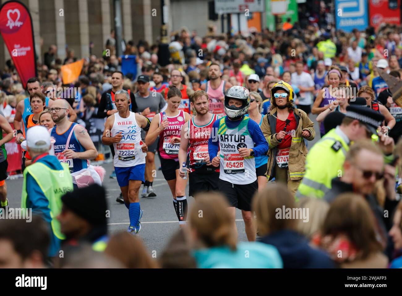 LONDON - 28. APRIL: Läufer beim London Marathon am 28. April 2019 in London. Der London Marathon befindet sich neben New York, Berlin, Chicago und Bosto Stockfoto