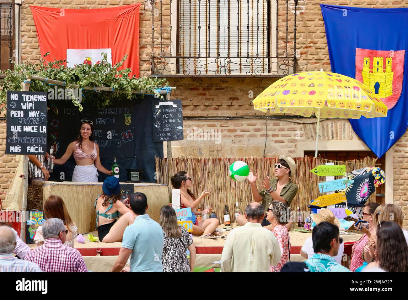 Junge Menschen auf einem Wagen mit Strandbar bei den Sommerprozessionen August 2023 Dorfplatz Lantadilla Palencia Castile und Leon Spanien Stockfoto