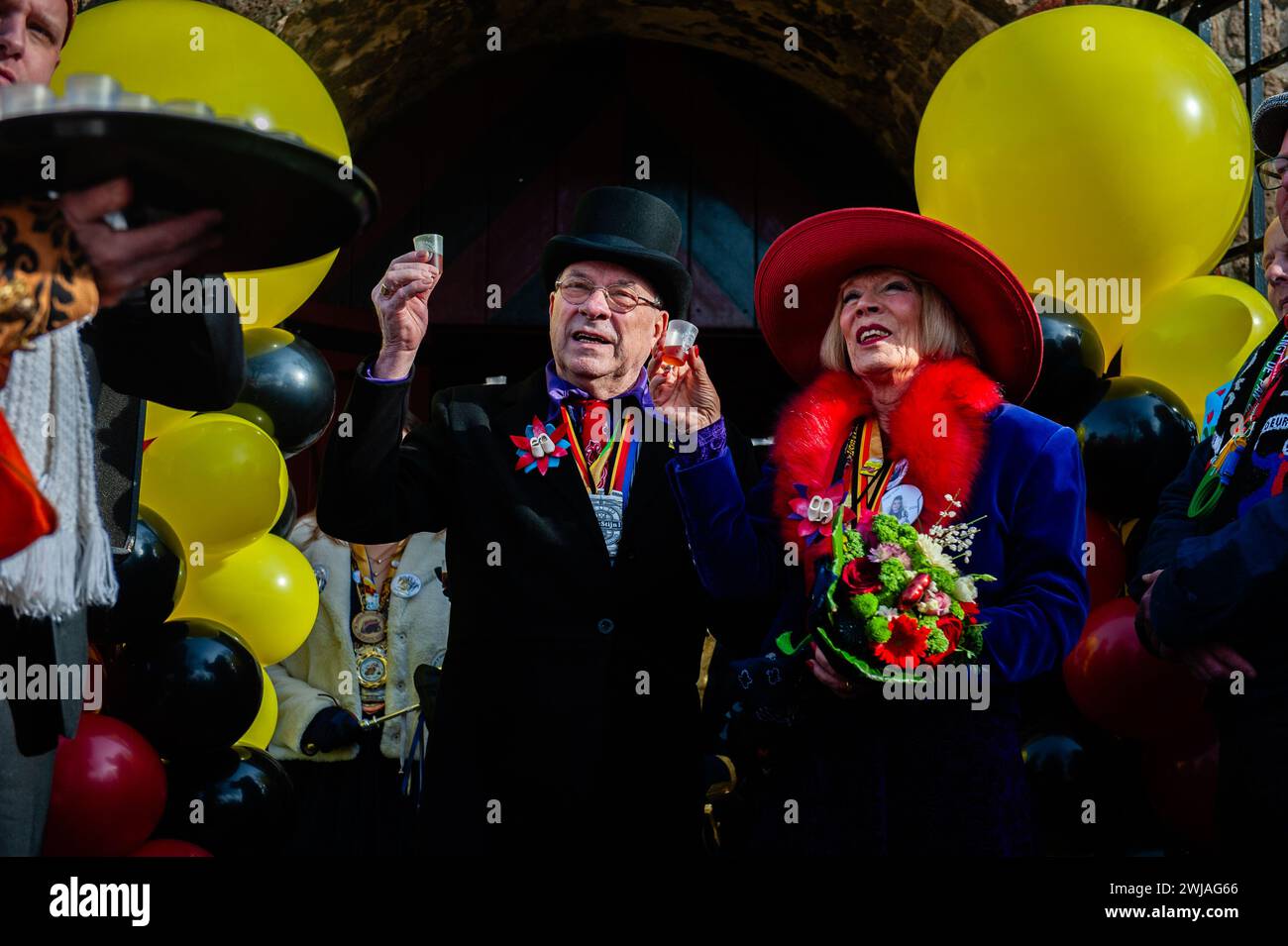 Nijmegen, Niederlande. Februar 2024. Das Paar hört eine der Reden zu Ehren. Die Bauernhochzeit ist eine der niederländischen Karnevalstraditionen, vor allem in Limburg, Nordbrabant und Gelderland. Das Paar versammelte sich in der Kapelle Valkhof, in traditioneller Bauernkleidung und umgeben von Menschen in lebendigen Kostümen. Quelle: SOPA Images Limited/Alamy Live News Stockfoto