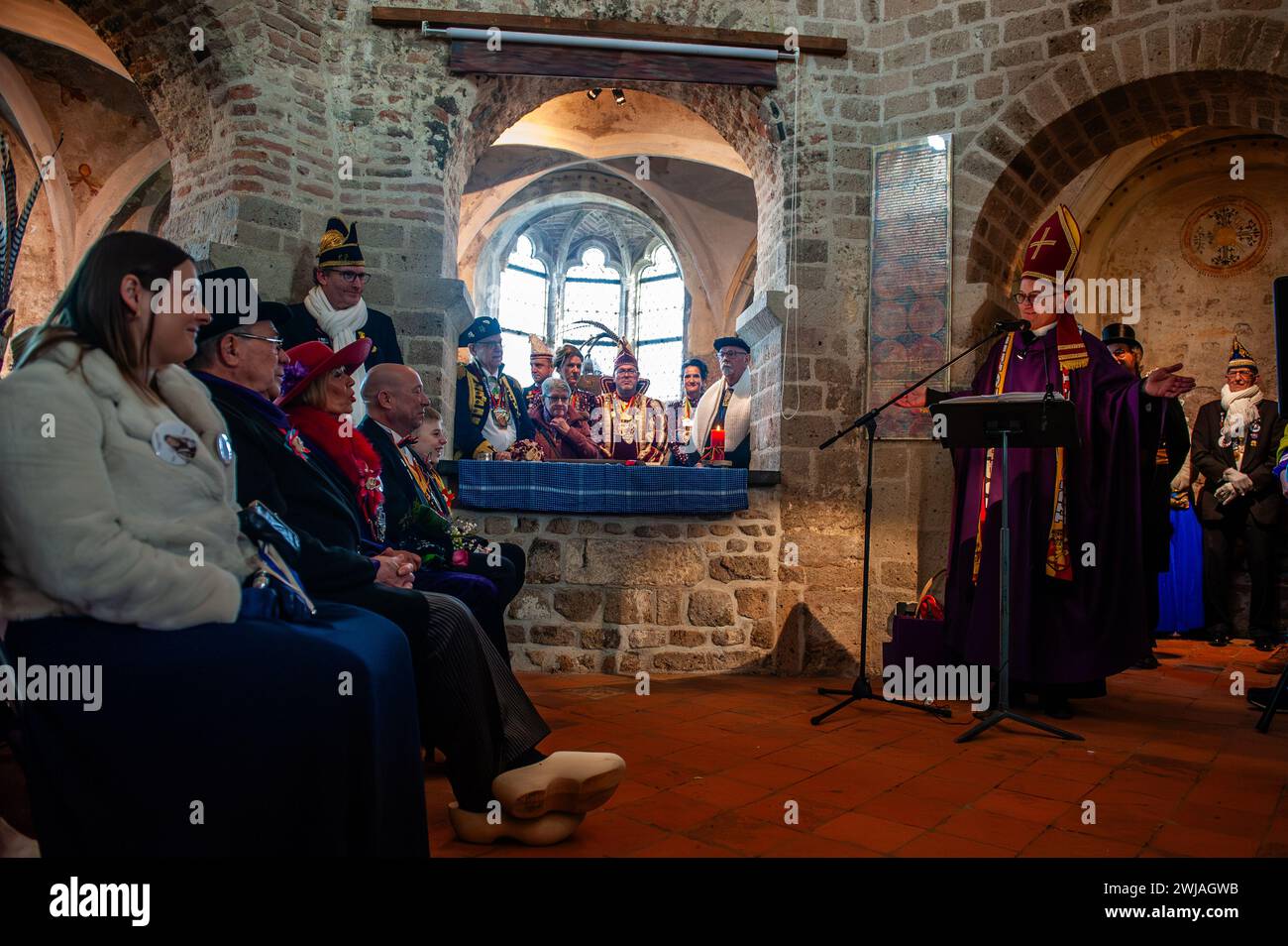 Nijmegen, Niederlande. Februar 2024. Während der Zeremonie werden Menschen beobachtet, die auf den Priester achten. Die Bauernhochzeit ist eine der niederländischen Karnevalstraditionen, vor allem in Limburg, Nordbrabant und Gelderland. Das Paar versammelte sich in der Kapelle Valkhof, in traditioneller Bauernkleidung und umgeben von Menschen in lebendigen Kostümen. (Foto: Ana Fernandez/SOPA Images/SIPA USA) Credit: SIPA USA/Alamy Live News Stockfoto