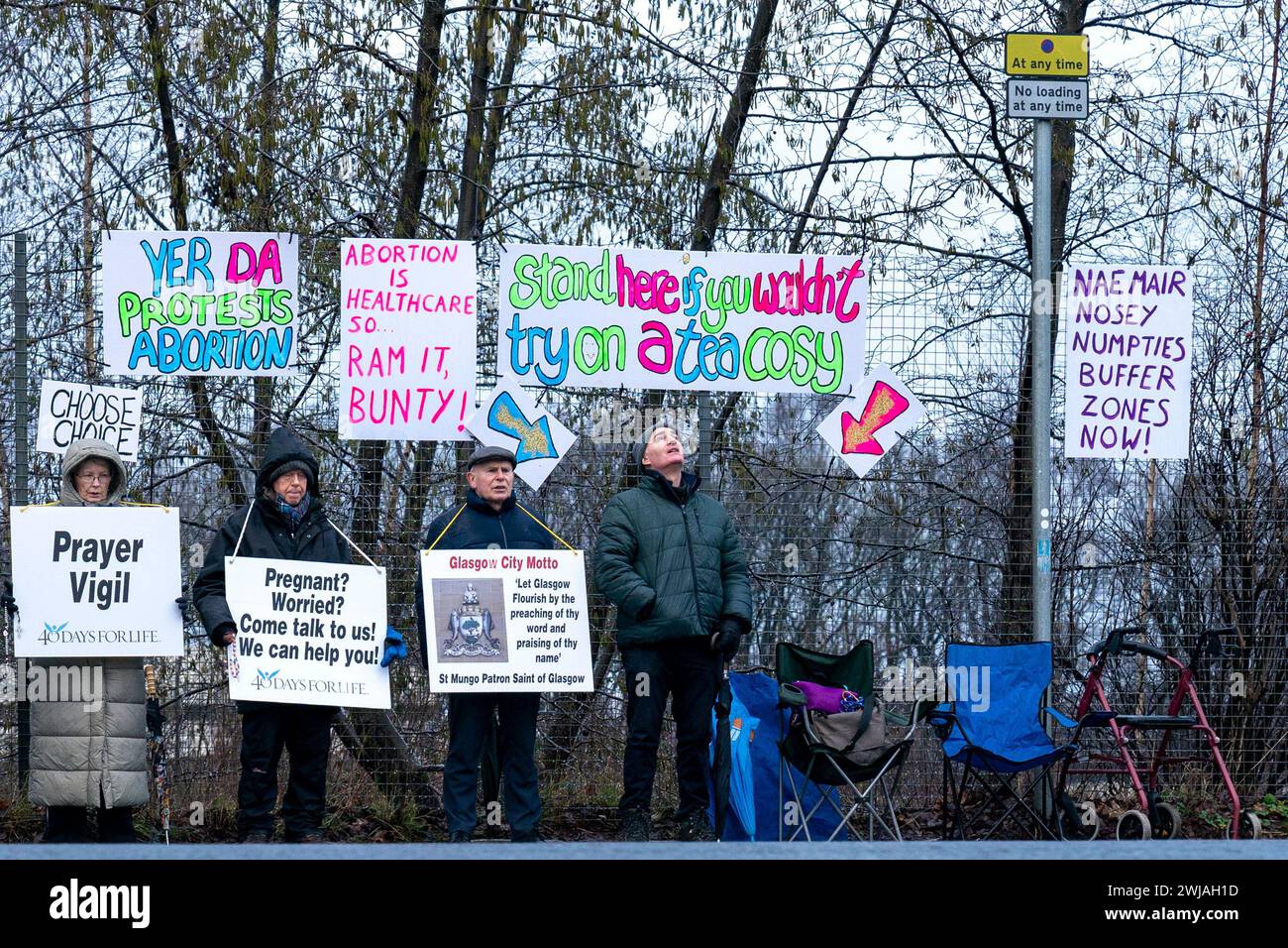 Menschen nehmen an einem Protest gegen Abtreibung Teil, der von 40 Days for Life auf der Hardgate Road in der Nähe des Queen Elizabeth University Hospital in Glasgow organisiert wird. Stockfoto