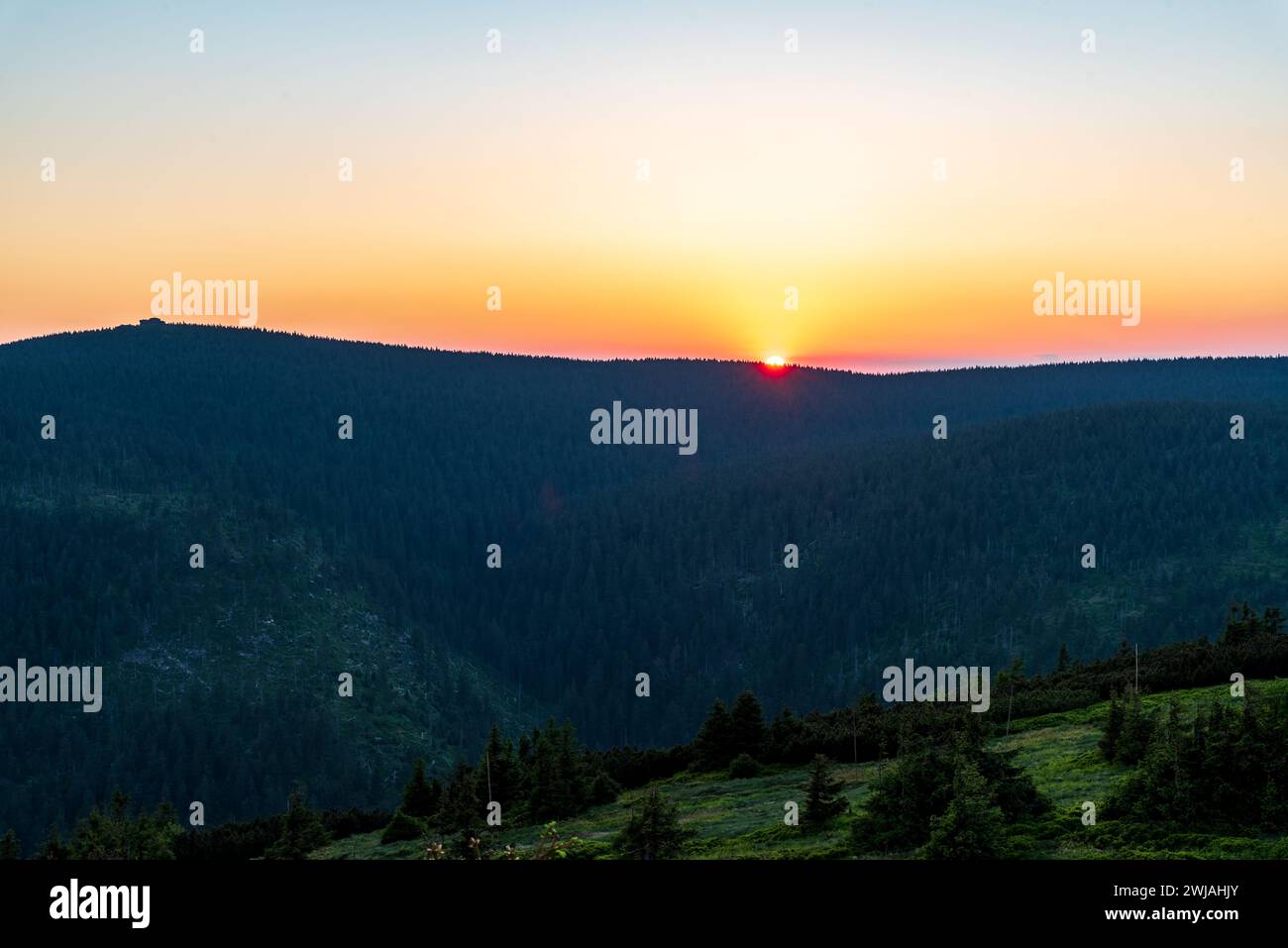 Sonnenuntergang vom Hügel Cervena hora oberhalb der Vresova Studanka in Jeseniki in der Tschechischen republik Stockfoto