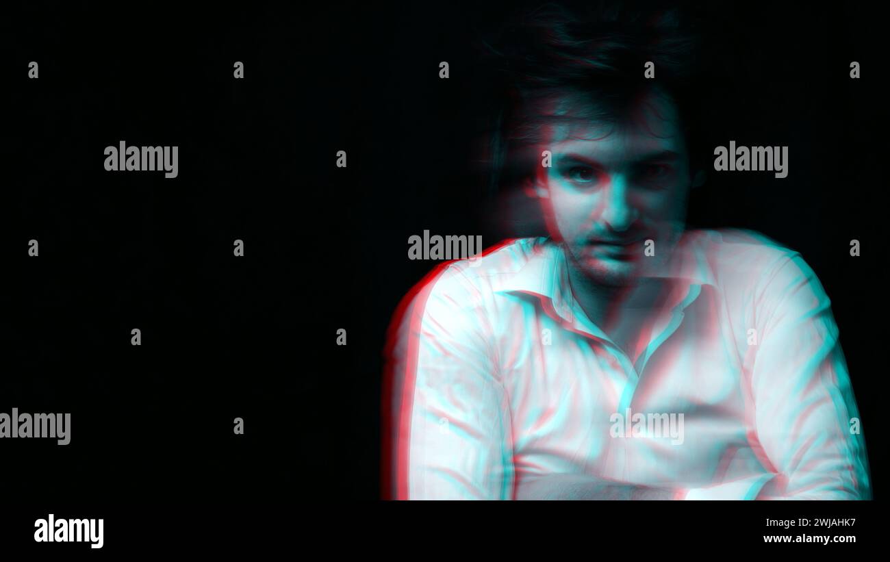 Abstraktes verschwommenes Porträt eines schizophrenen Mannes mit psychischen Störungen und bipolarer Spaltpersönlichkeit. Schwarzweiß mit 3D-Glitch-Virtual-Reality-Effekt Stockfoto