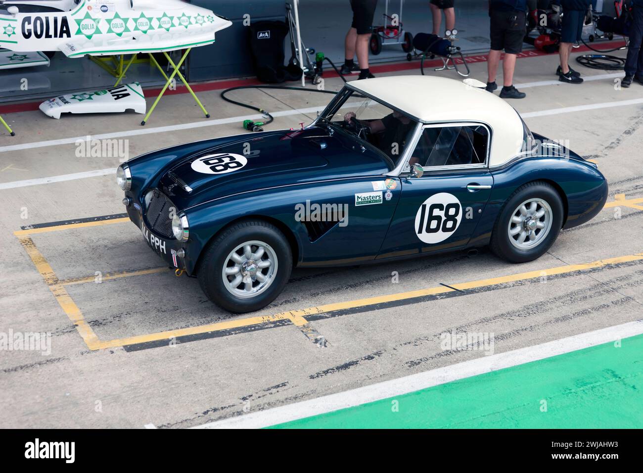 Michael Russell's Blue, 1960, Austin Healey 3000, in der Pit Lane, vor der International Trophy for Classic GT Cars (vor 66). Stockfoto