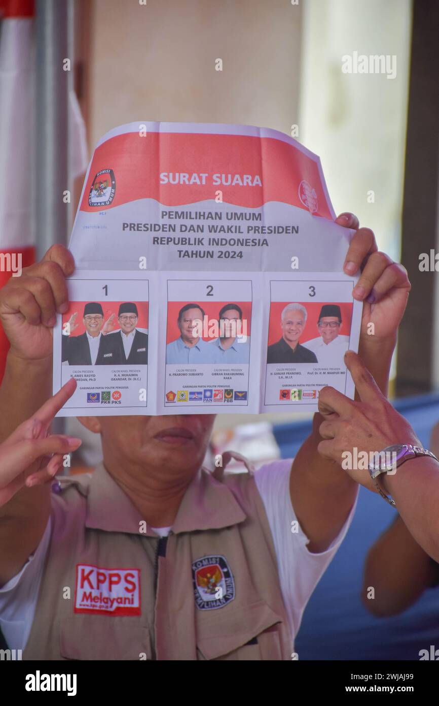 Jakarta, Indonesien. Februar 2024. Ein Offizier zeigt einen Brief, während er die Wahlstimmen in Jakarta, Indonesien, am Mittwoch, den 14. Februar 2024 auszählt. Millionen Indonesier stimmten für einen neuen Präsidenten, gefolgt von drei Präsidentschaftskandidaten aus der Linken, Anies Baswedan und sein Partner Muhaimin Iskandar, Prabowo Subianto und dessen ältester Sohn seines Partners Indonesien, Präsident Joko Widodo Gibran Rakabuming Raka. und Ganjar Pranowo und sein Partner Mahfud MD bei den Wahlen 2024 (Foto: Ahmad Soleh/SIPA USA) Credit: SIPA USA/Alamy Live News Stockfoto