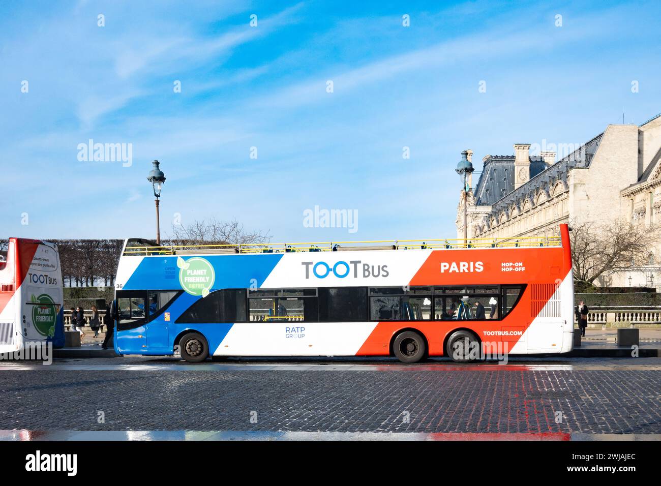 Paris, Frankreich, Touristenbus parkt am PL. Du Carrousel, nur redaktionell. Stockfoto