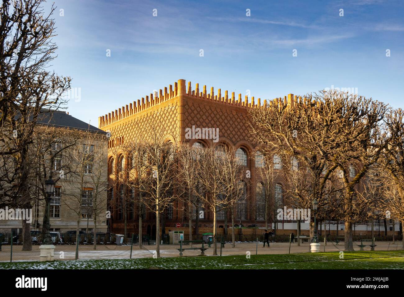 Paris, Frankreich, Institut für Kunst und Archäologie (Universität paris 1 panthéon-sorbonne) vom Jardin des Grands-Explorateurs aus gesehen, Stockfoto
