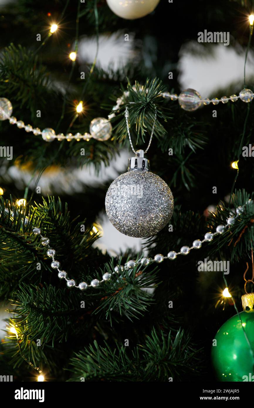 Wunderschöne Weihnachtsdekorationen hängen an einer Tanne. Weihnachtsbaum dekoriert mit bunten Glaskugeln, weihnachtlicher Hintergrund. Stockfoto