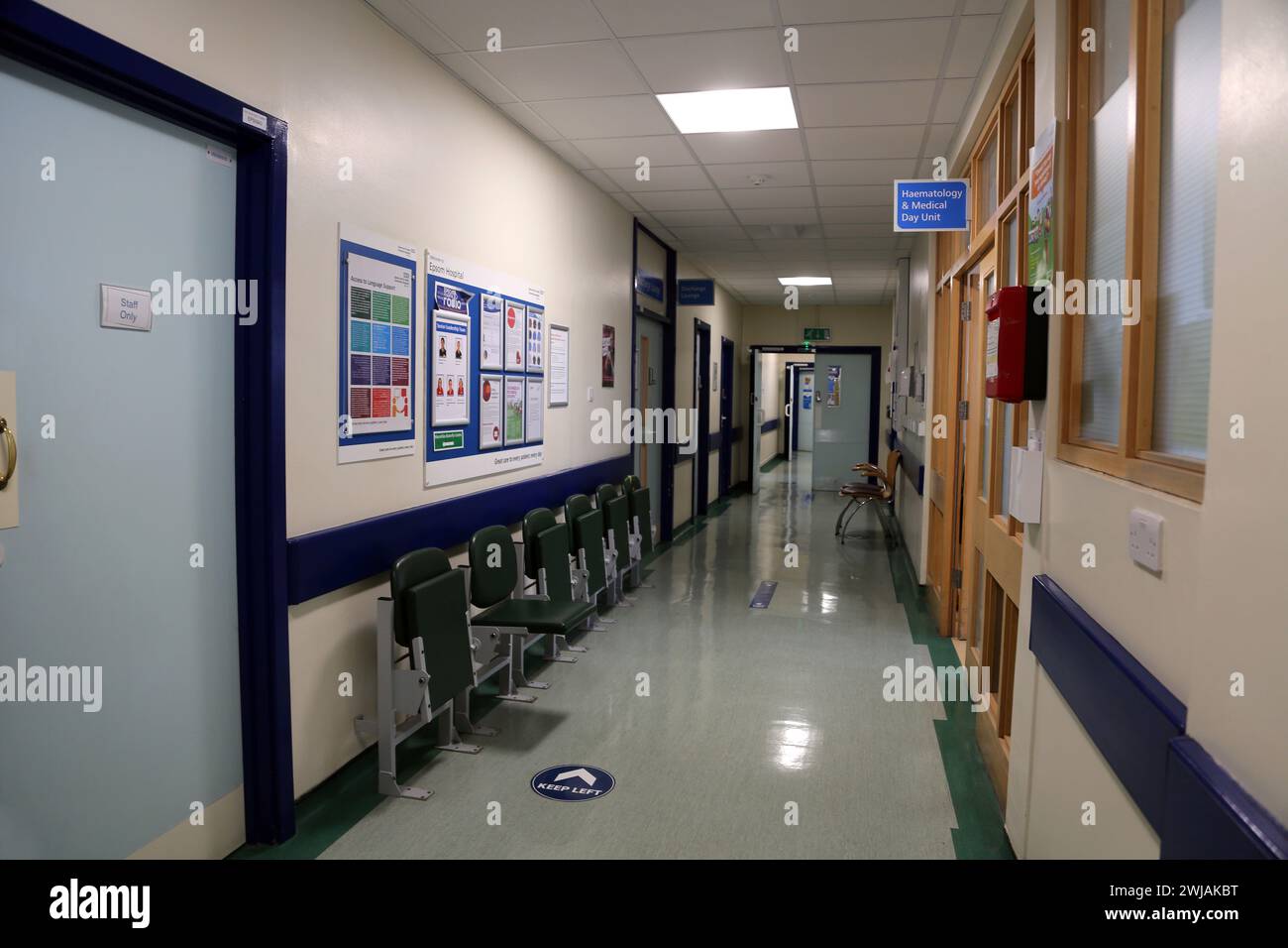 Wartebereich im Krankenhauskorridor vor der Hämatologischen Abteilung Epsom General Hospital Surrey England Stockfoto