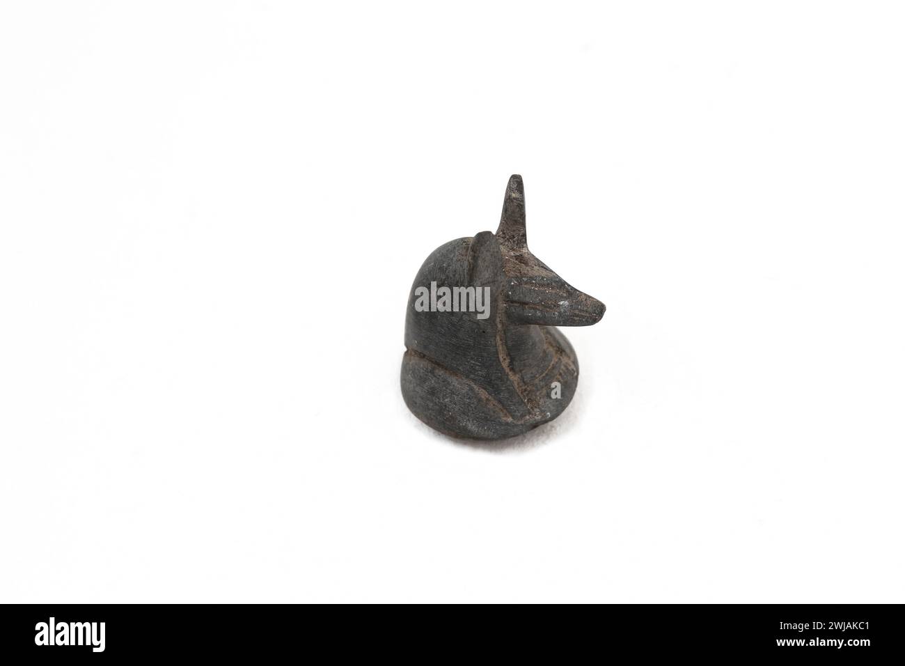 Granit-Fischtank-Ornament des ägyptischen Gottes Anubis Stockfoto