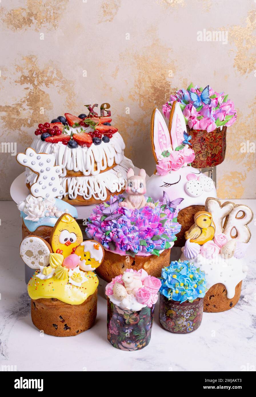 Eine Vielzahl von Osterkuchen mit aufwändiger Glasur-Dekoration, mit Häschen, Küken, Blumen und Schmetterlingen. Perfekt für festliche Osterfeiern Stockfoto