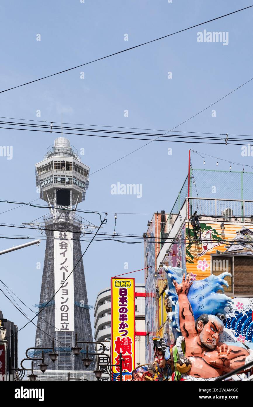 Tsūtenkaku, Turm erreicht den Himmel, Shinsekai Bezirk von Naniwa-ku, Osaka, Japan Stockfoto