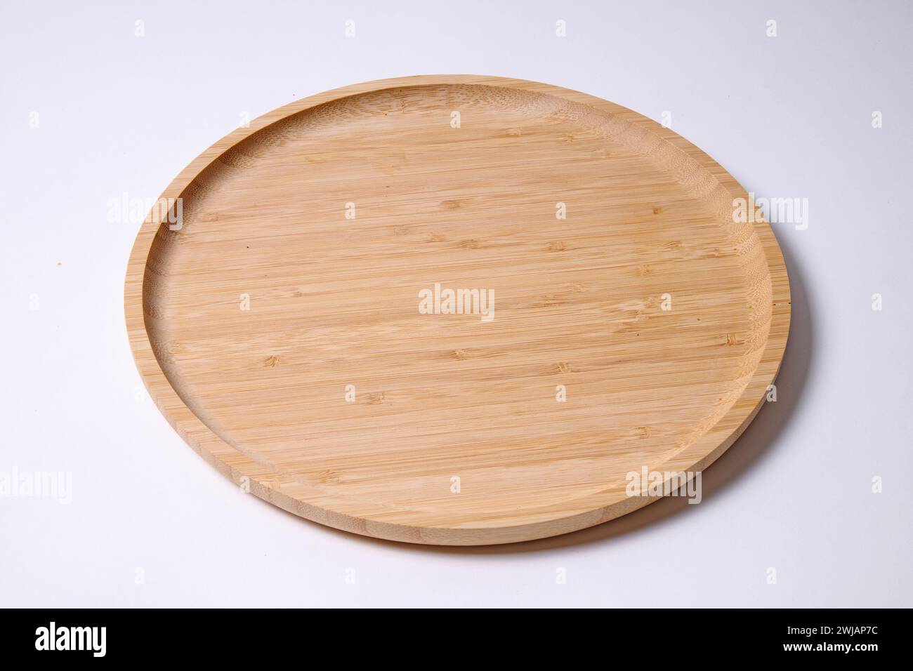 Leere runde Bambus-Holzplanke auf weißem Hintergrund Stockfoto